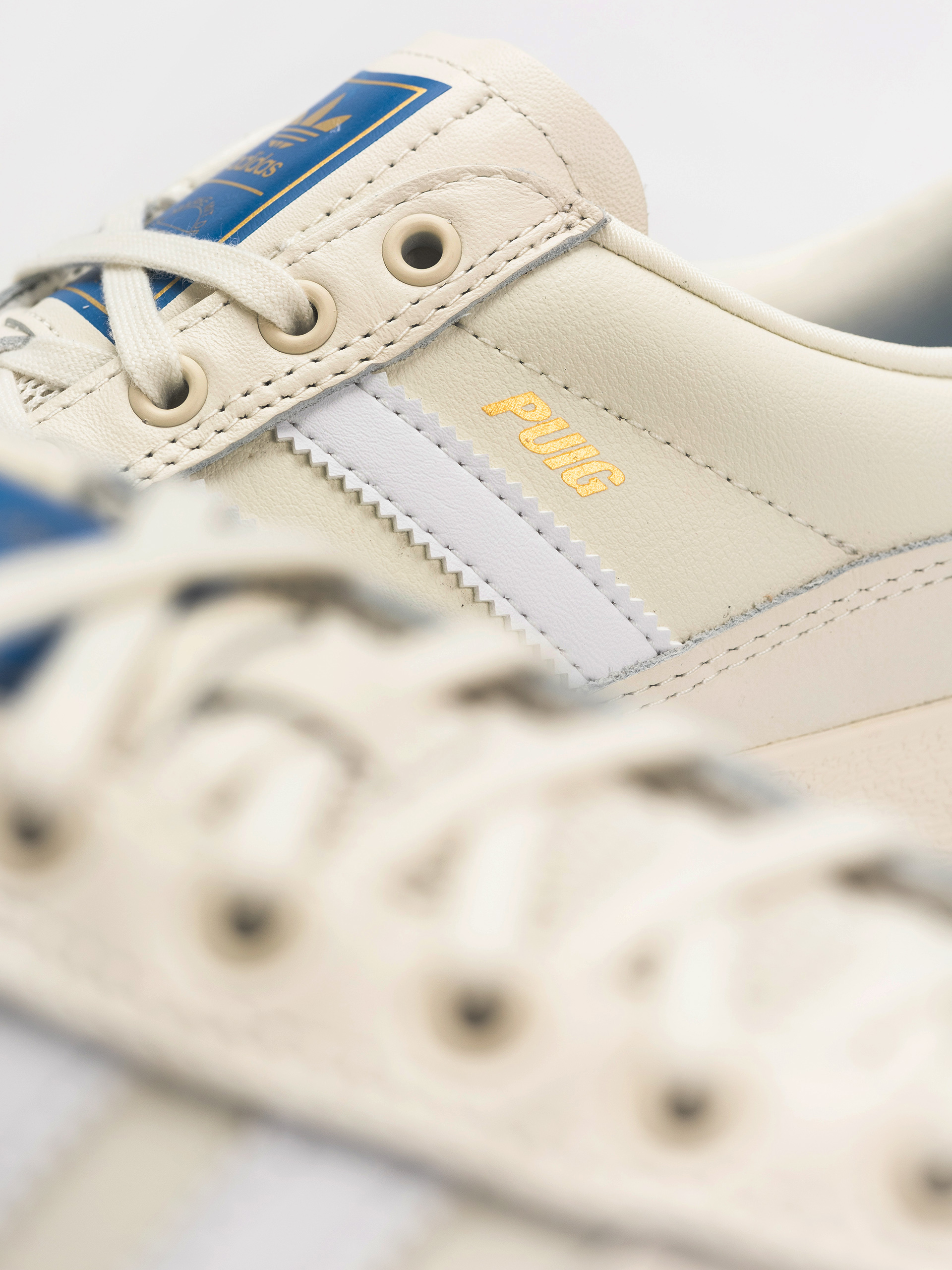 Boty adidas Puig Indoor (owhite/ftwwht/blubir)