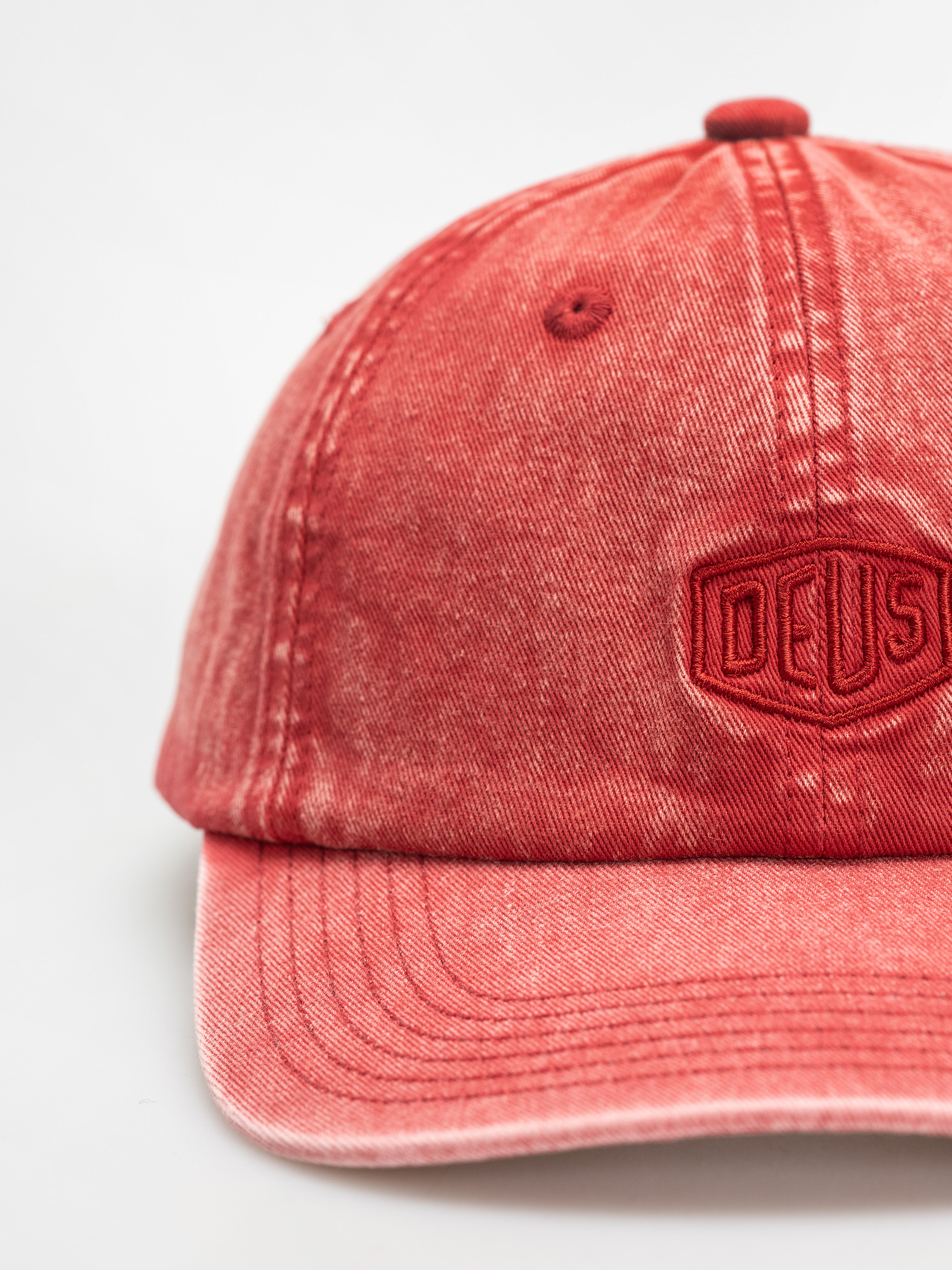 Kšiltovka  Deus Ex Machina Shield Garment Dyed Dad Cap (lava falls red)