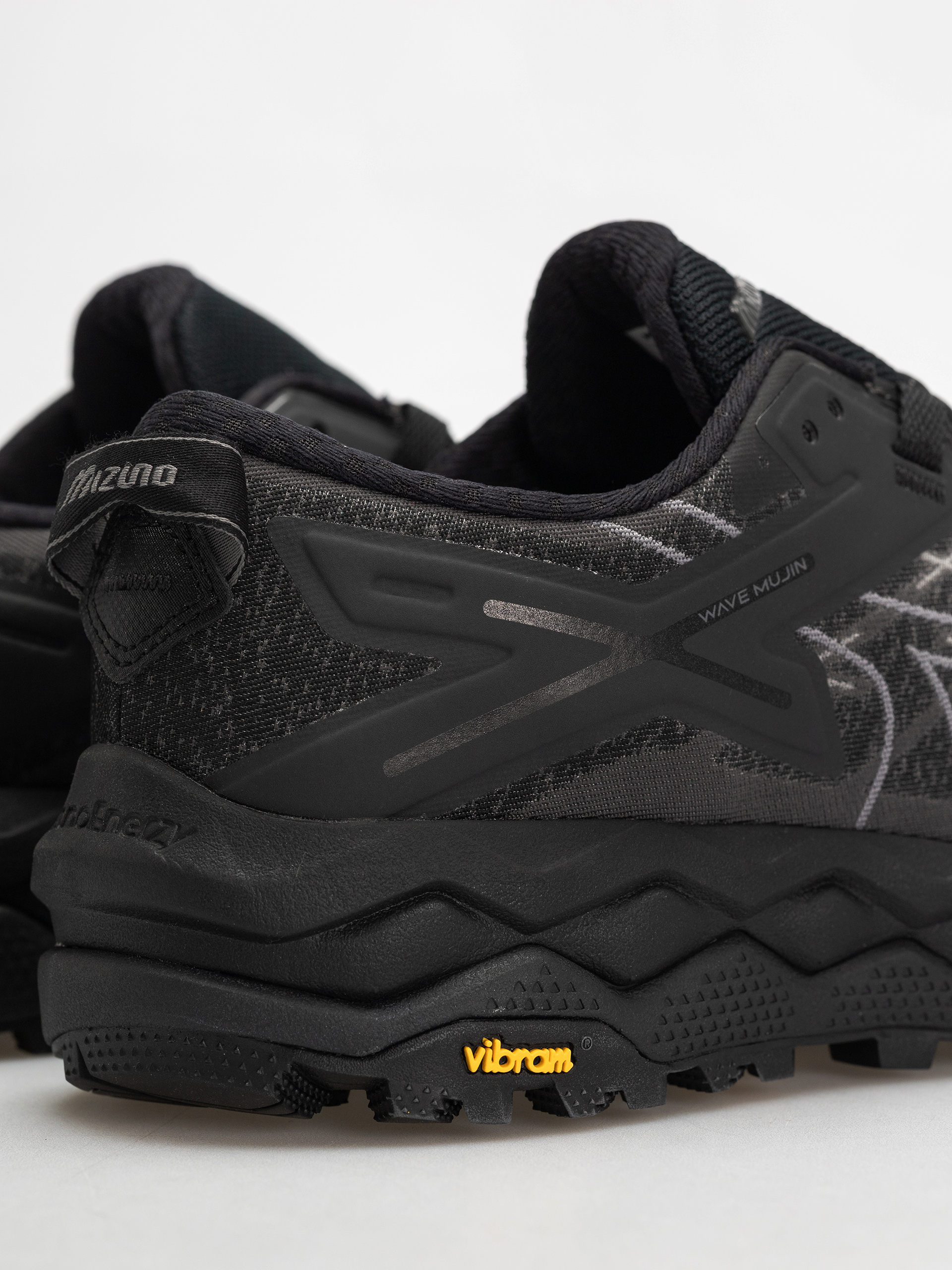 Boty Mizuno Wave Mujin LS GTX (black/quiet shade/black sand)