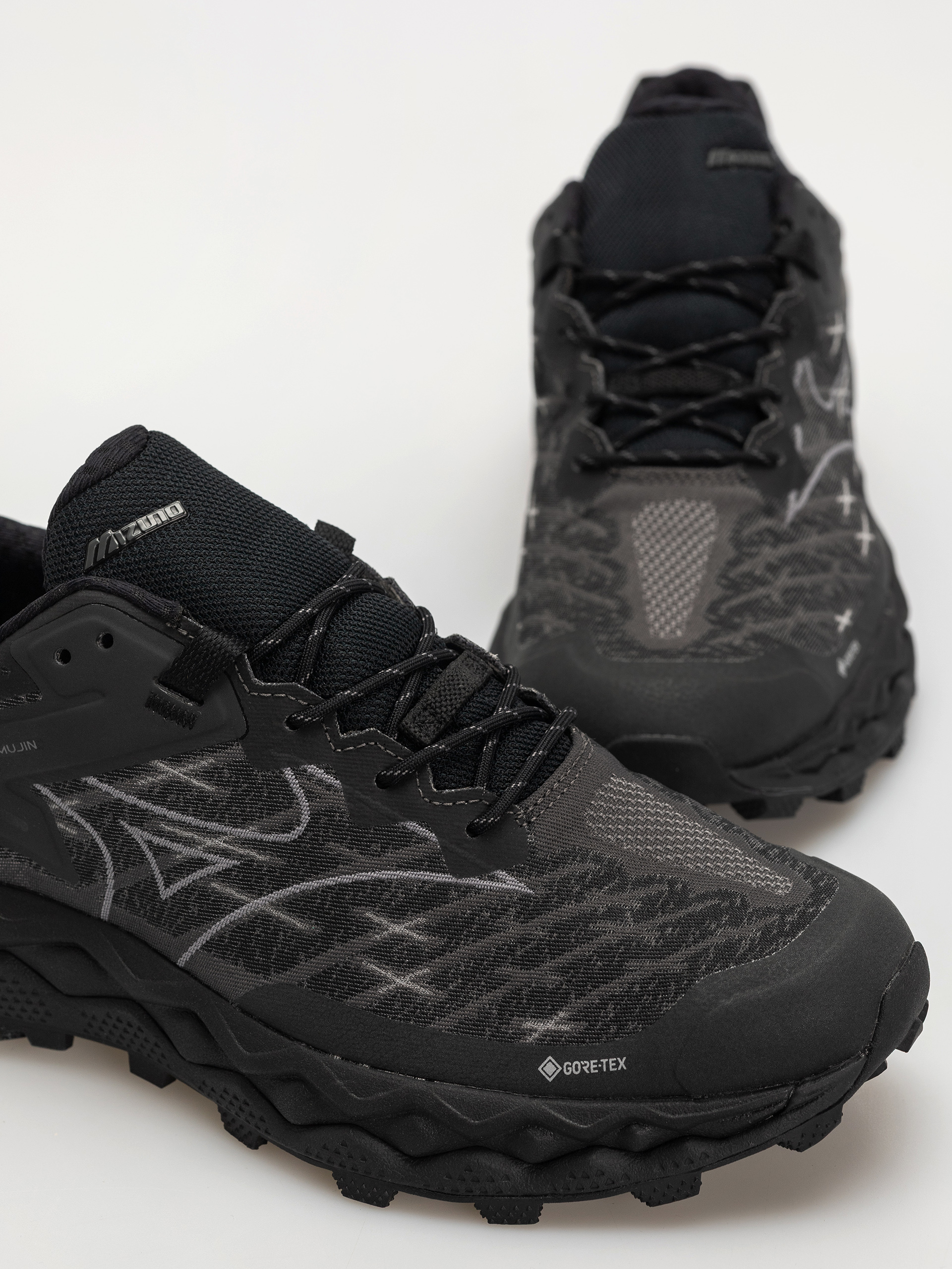 Boty Mizuno Wave Mujin LS GTX (black/quiet shade/black sand)