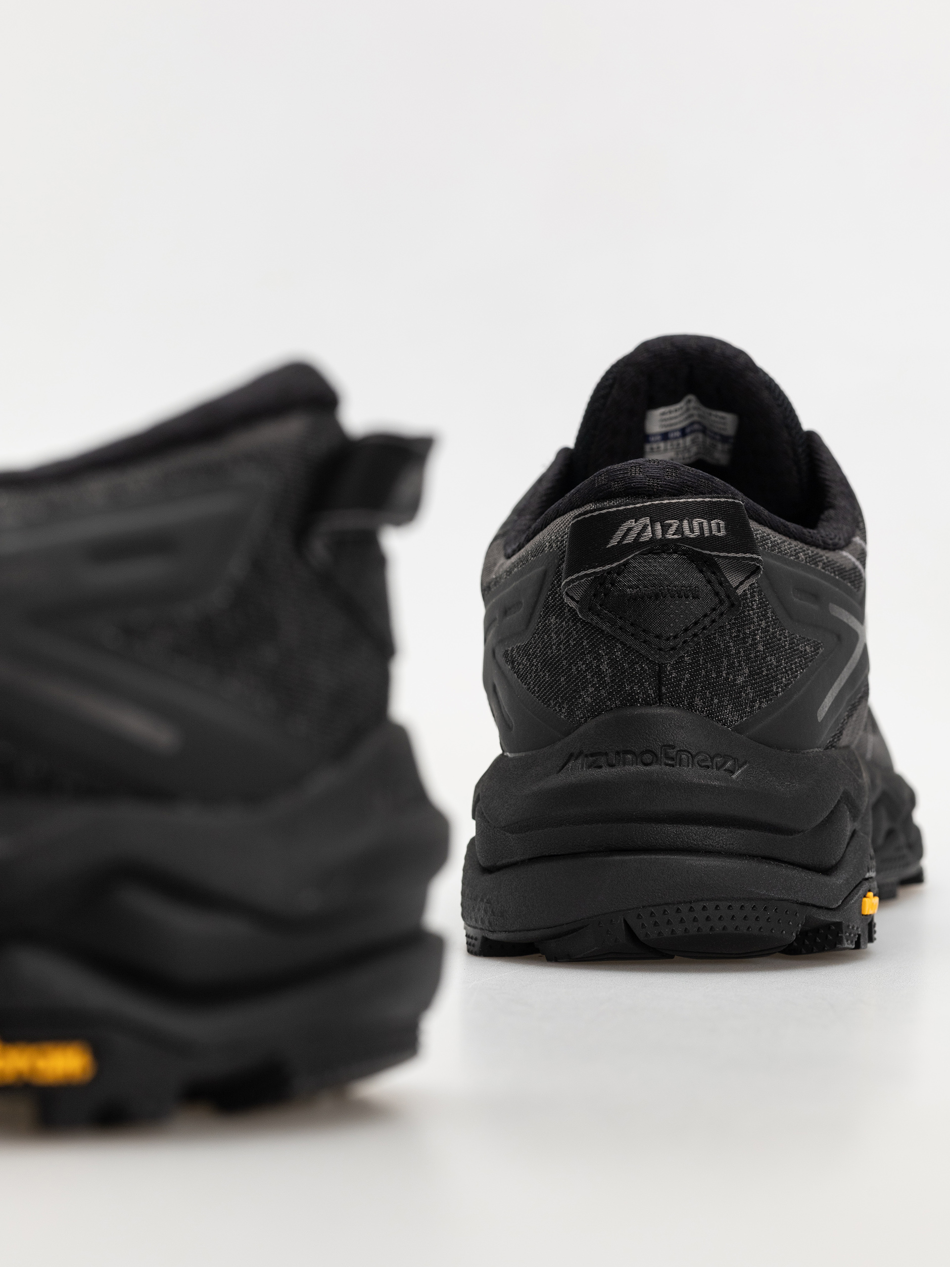 Boty Mizuno Wave Mujin LS GTX (black/quiet shade/black sand)