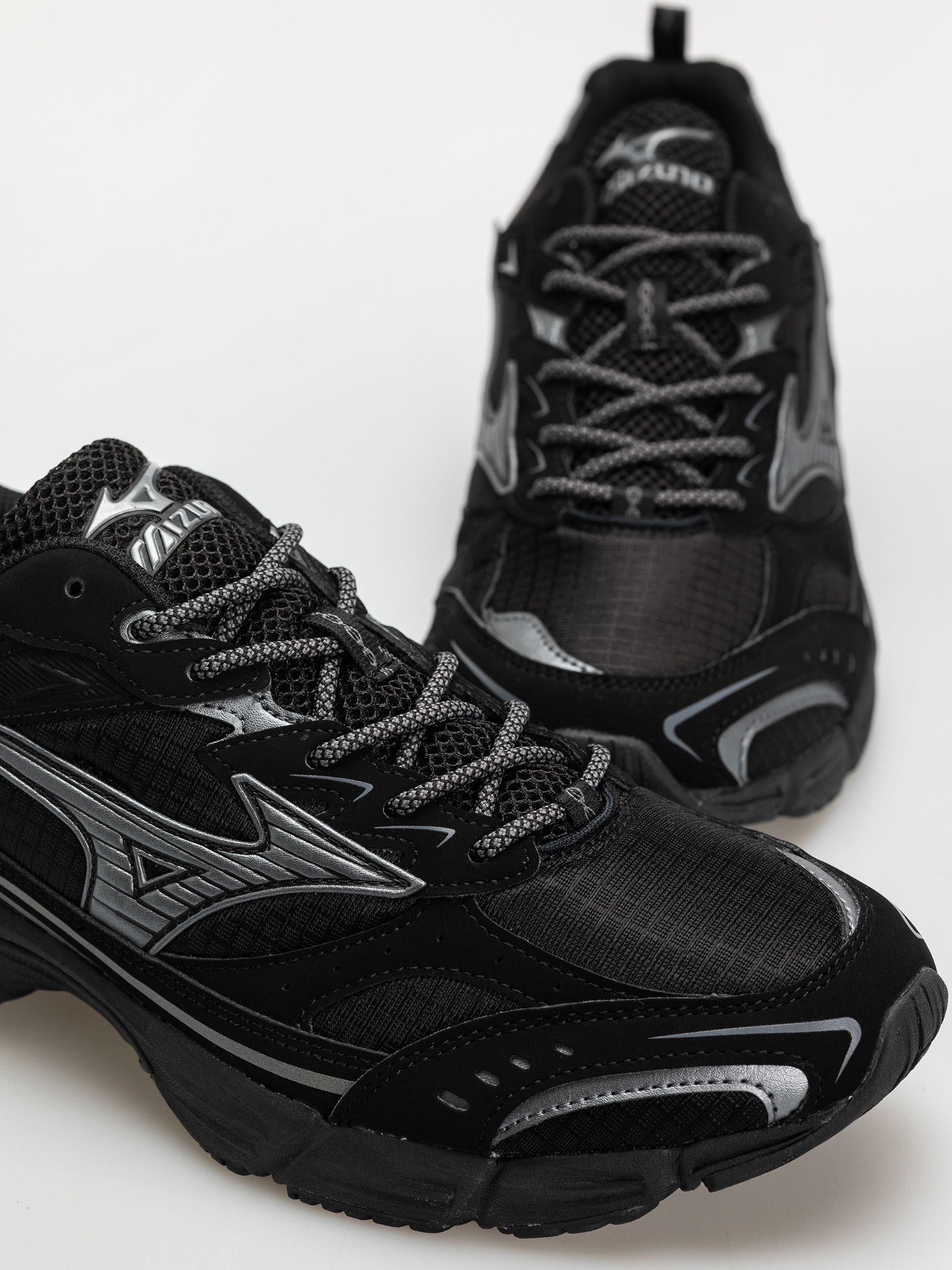 Boty Mizuno MXR Tech (black/metallic gray)