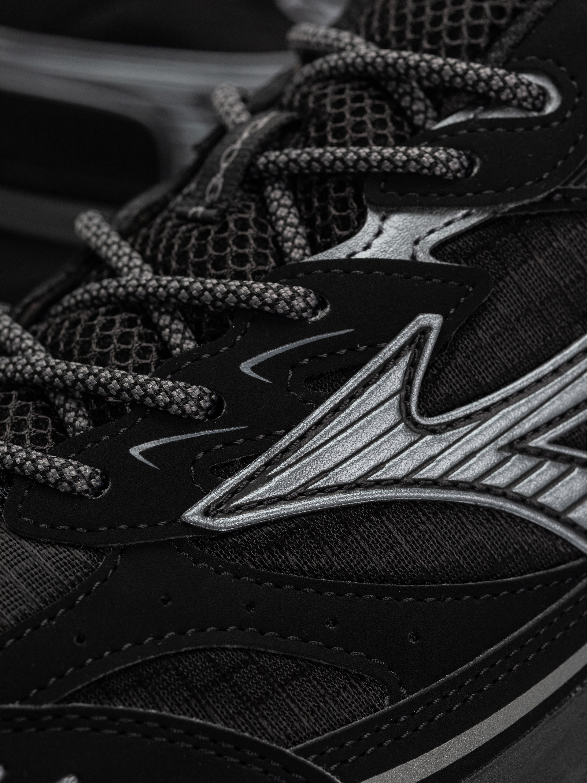 Boty Mizuno MXR Tech (black/metallic gray)