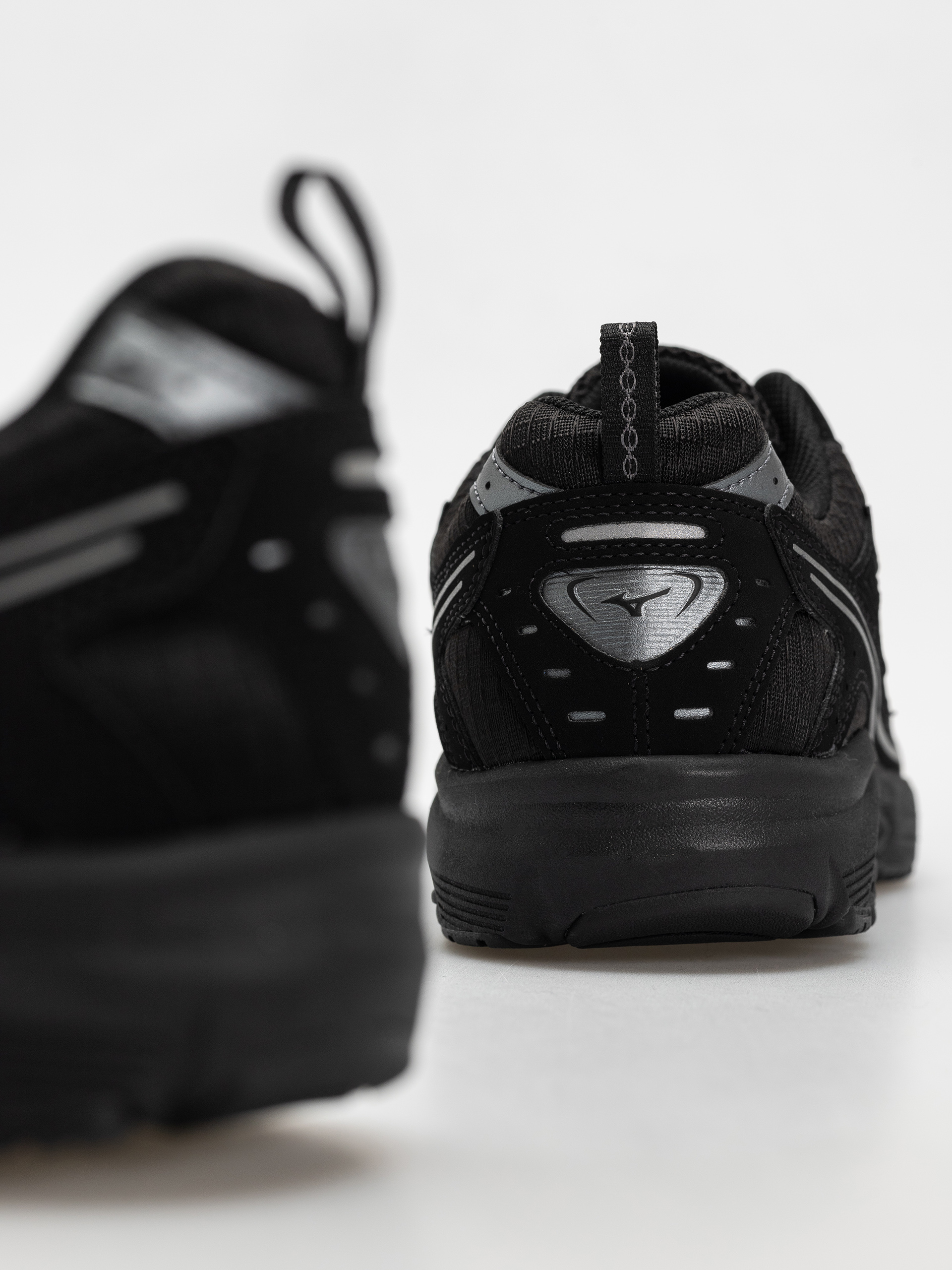 Boty Mizuno MXR Tech (black/metallic gray)