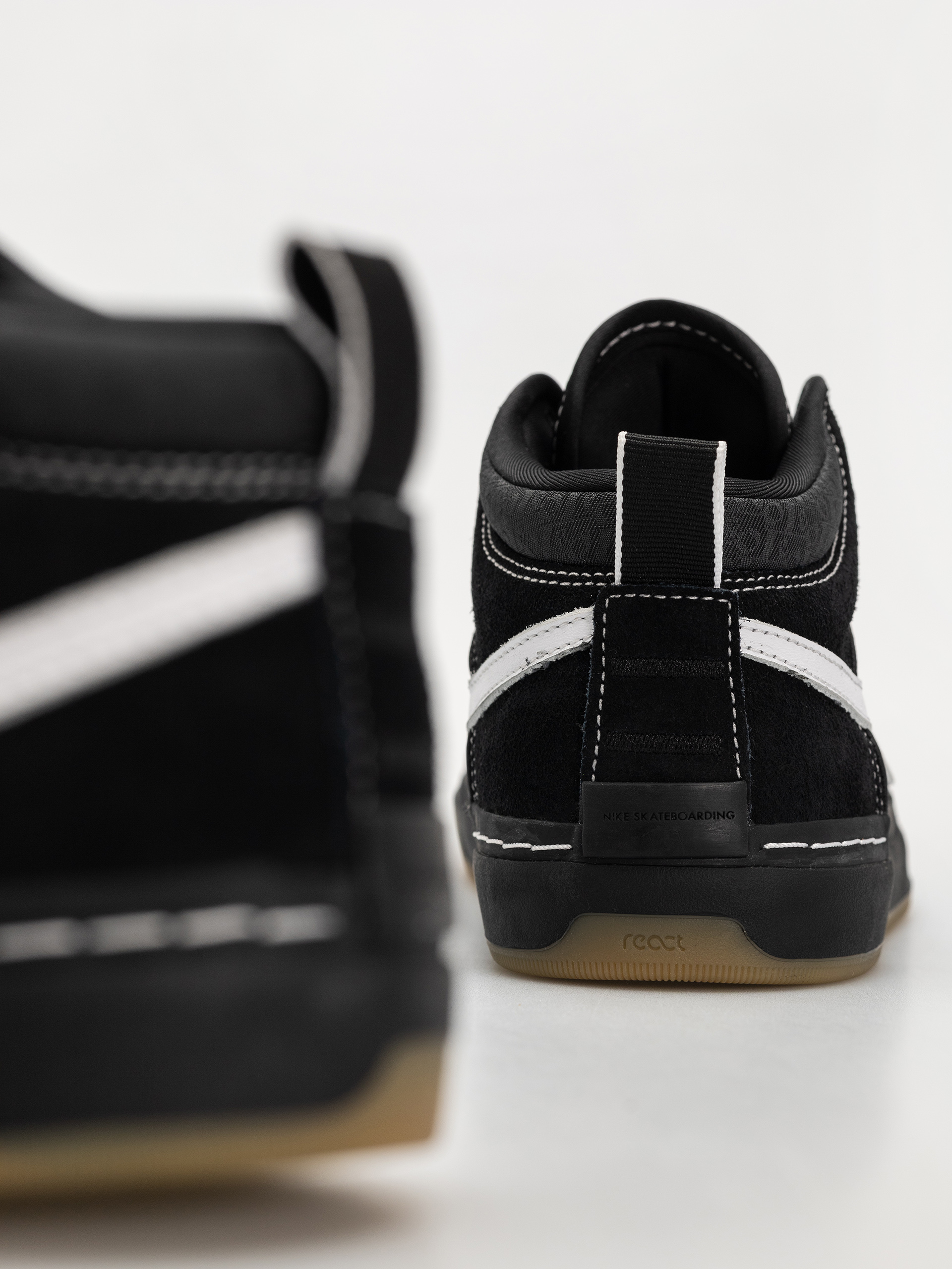 Boty Nike SB React Leo (black/white black gum light brown)