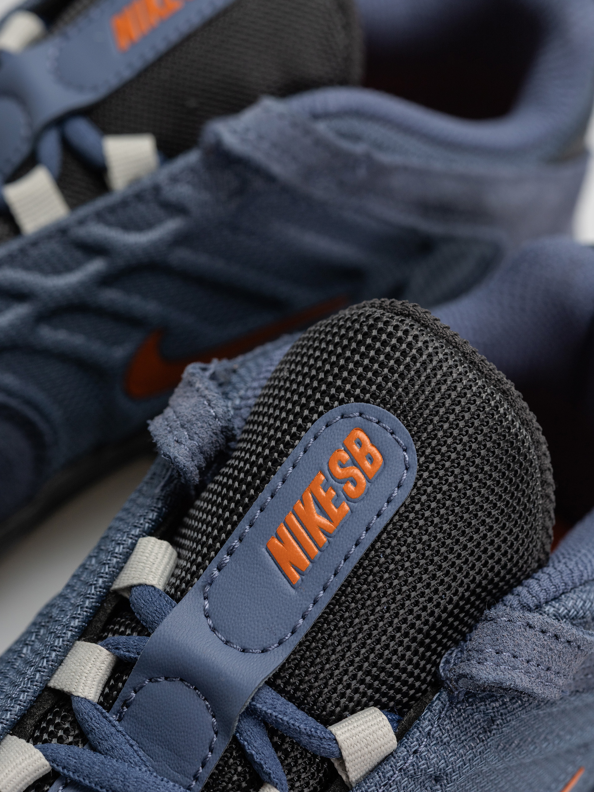 Boty Nike SB Vertebrae (diffused blue/campfire orange anthracite)
