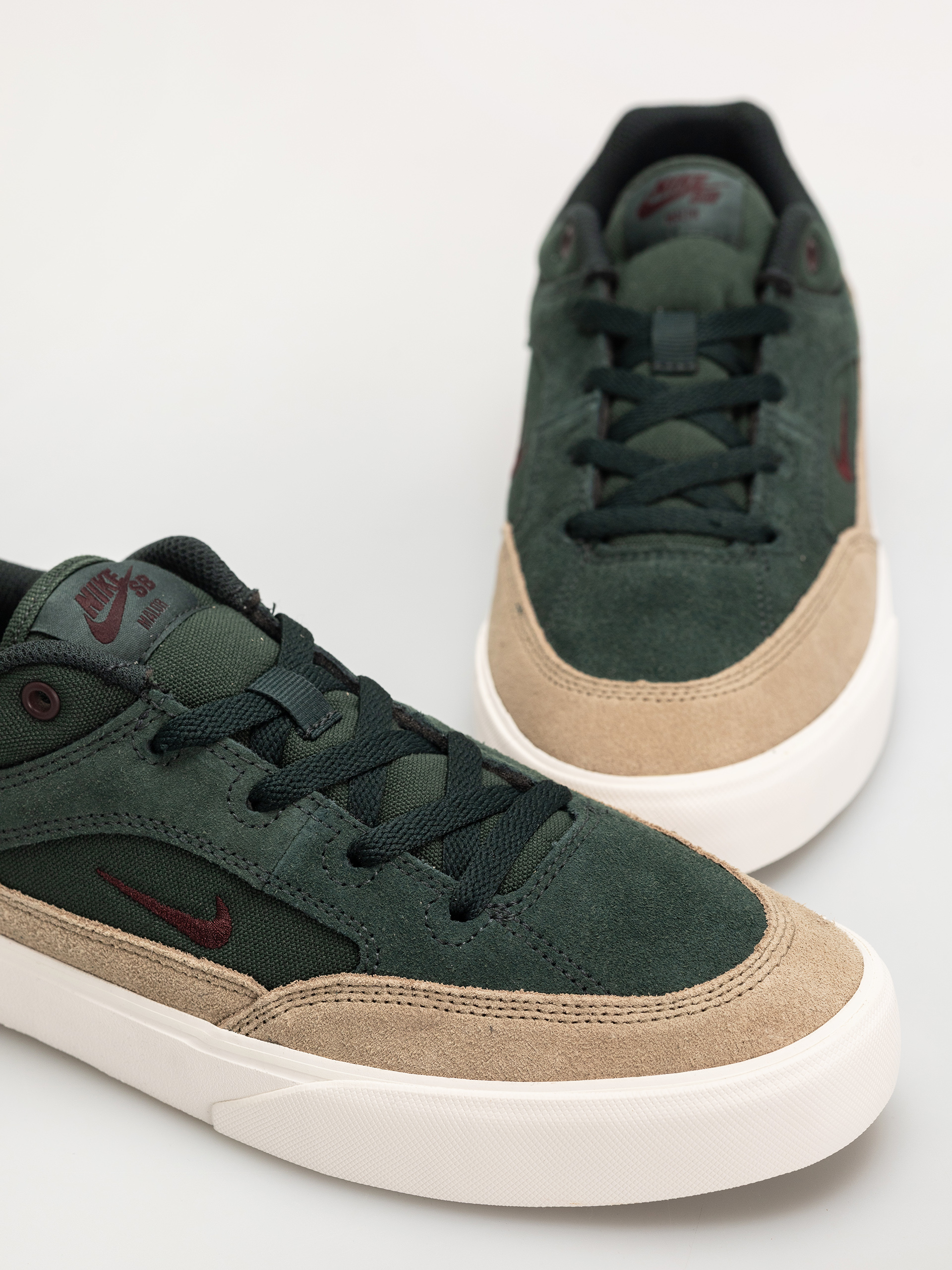 Boty Nike SB Malor (seaweed/burgundy crush khaki phantom)
