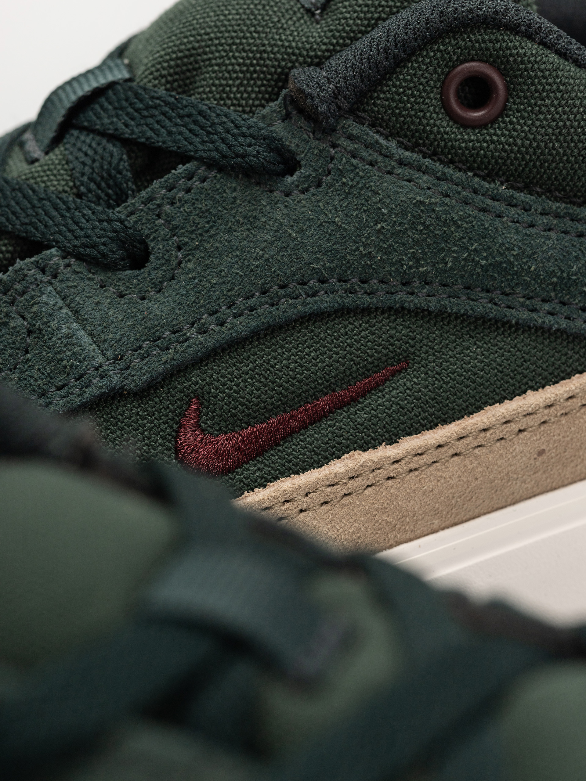 Boty Nike SB Malor (seaweed/burgundy crush khaki phantom)