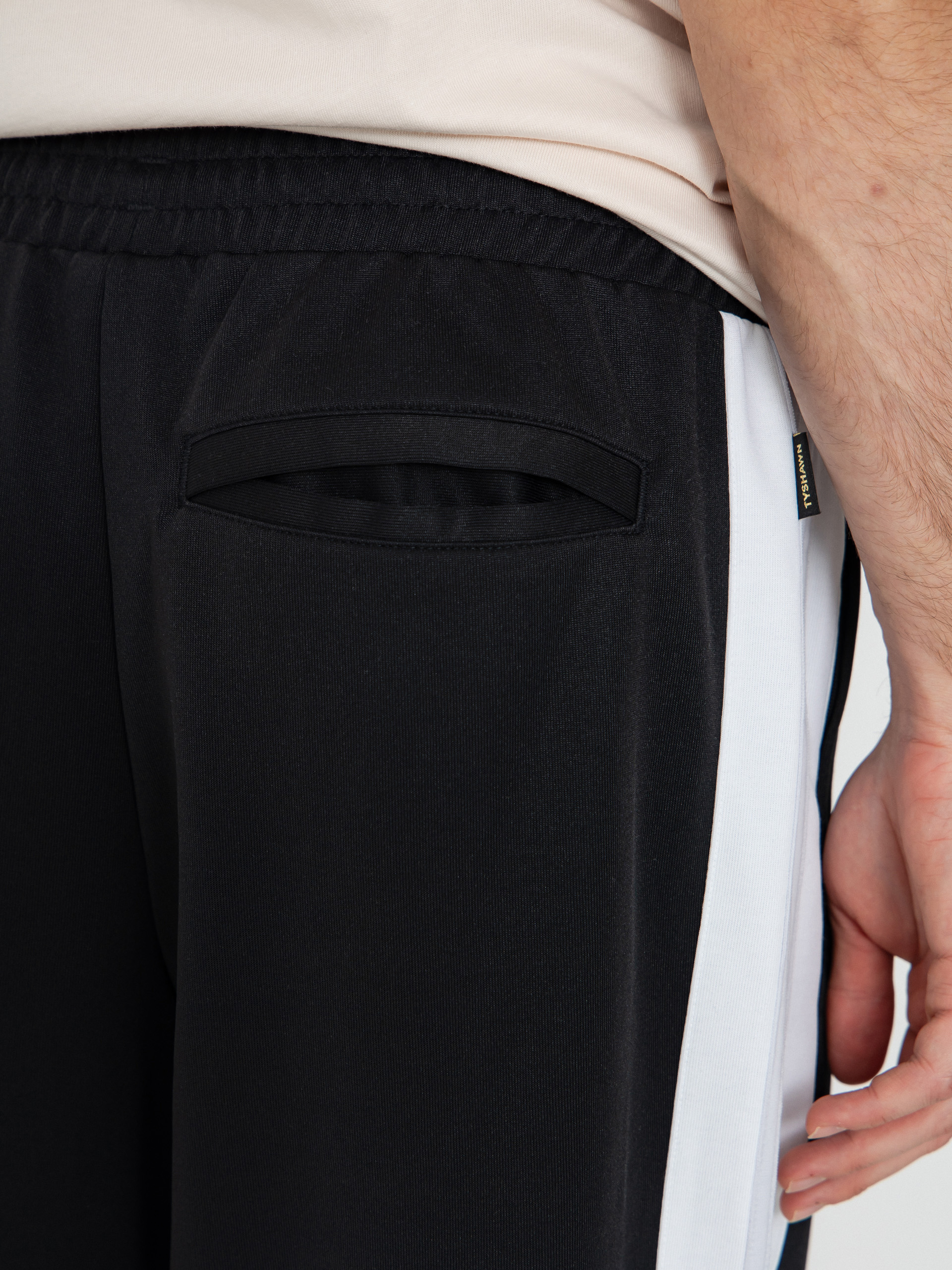 Kalhoty adidas Tyshawn (black/white/dshgry)