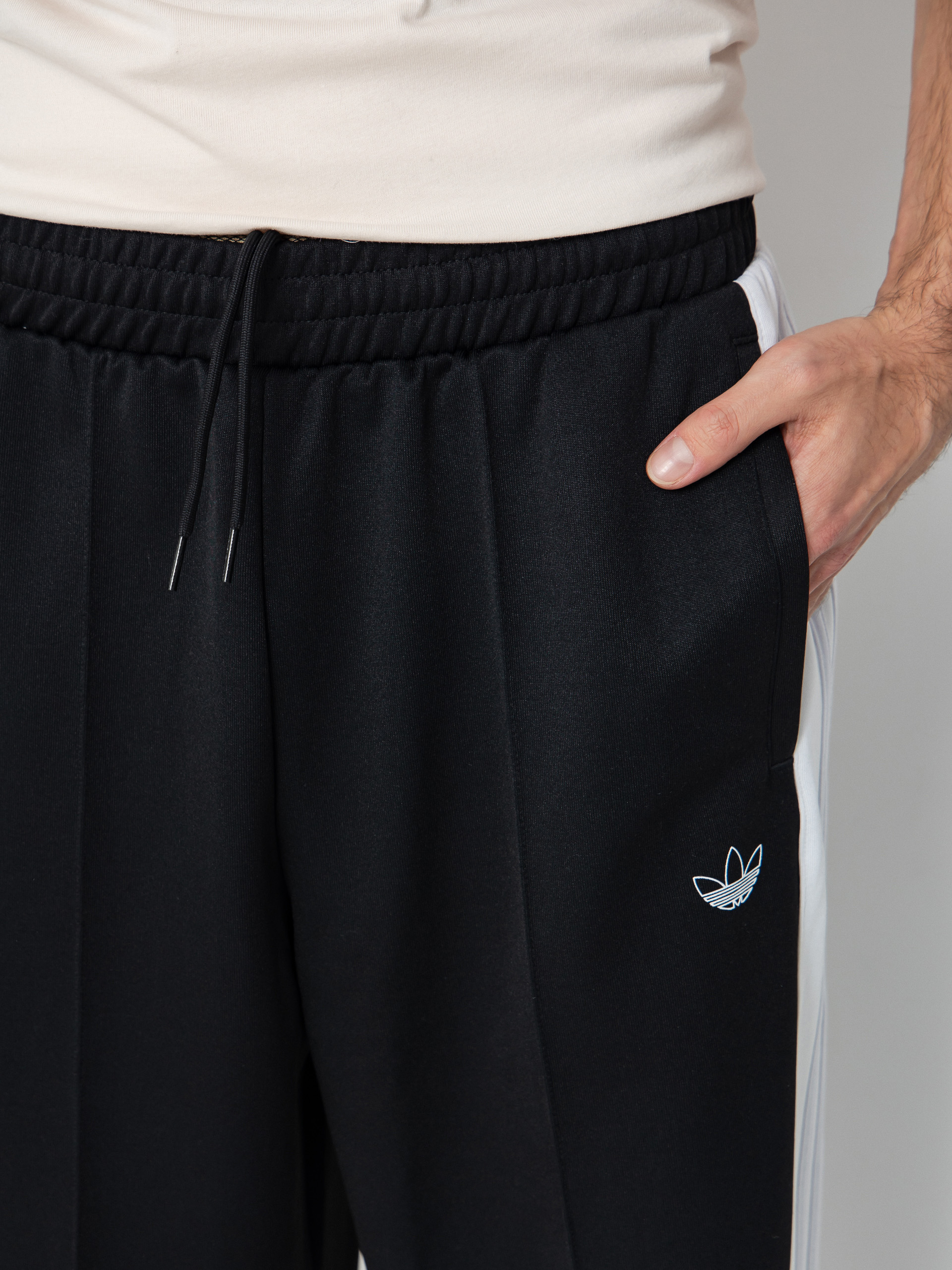 Kalhoty adidas Tyshawn (black/white/dshgry)