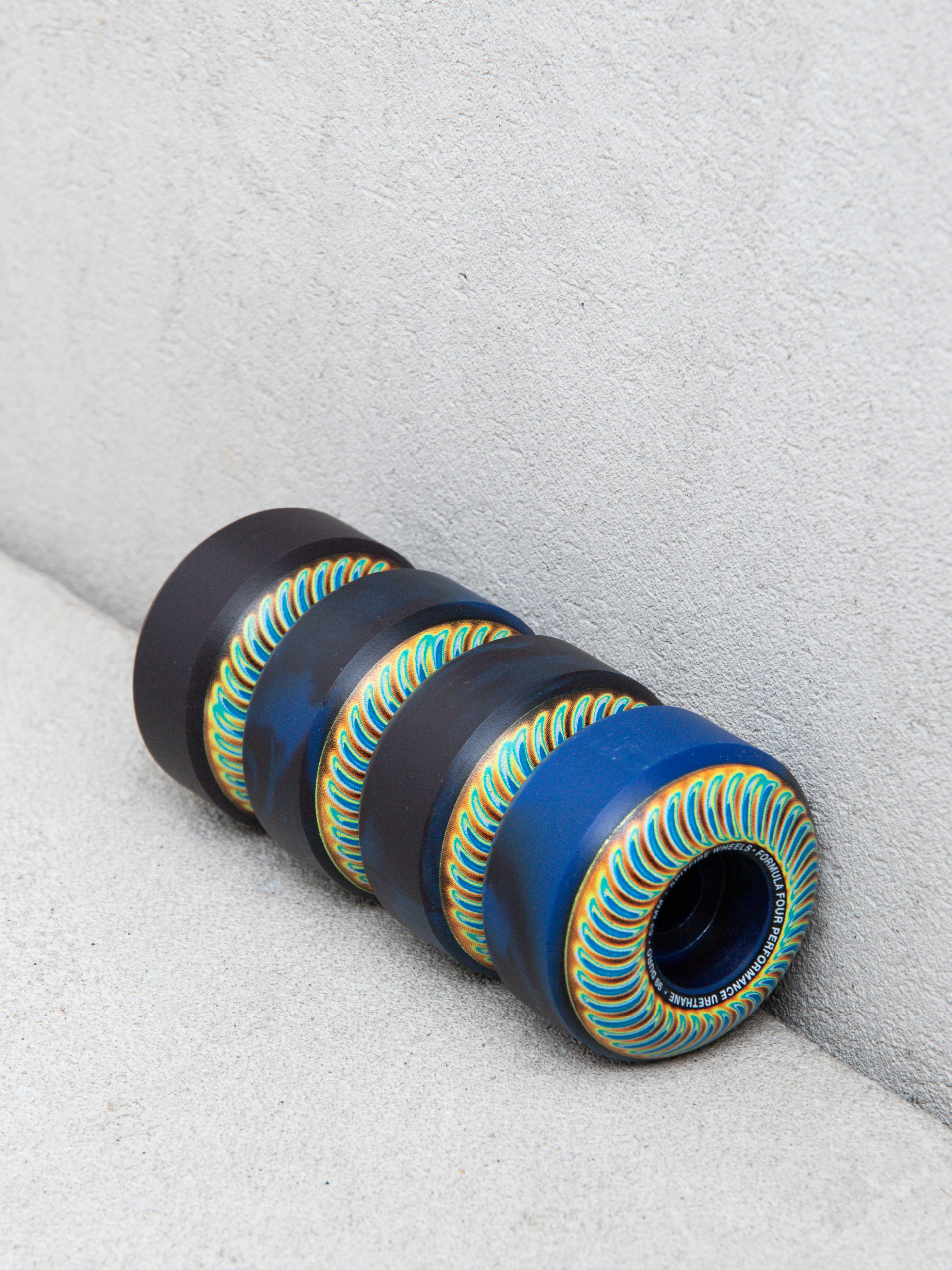 Kolečka Spitfire F4 99D Radioactive Classic (black/blue swirl)