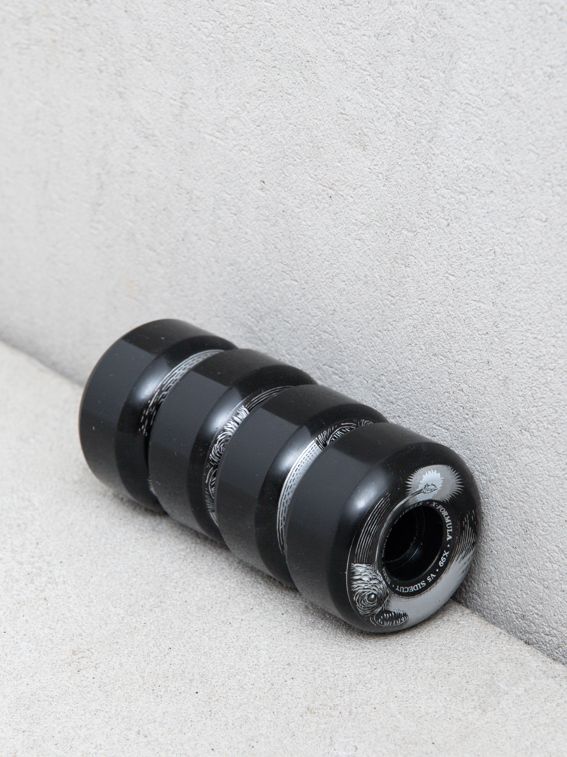 Kolečka Bones X Formula 99A Dark Waters V5 (black)