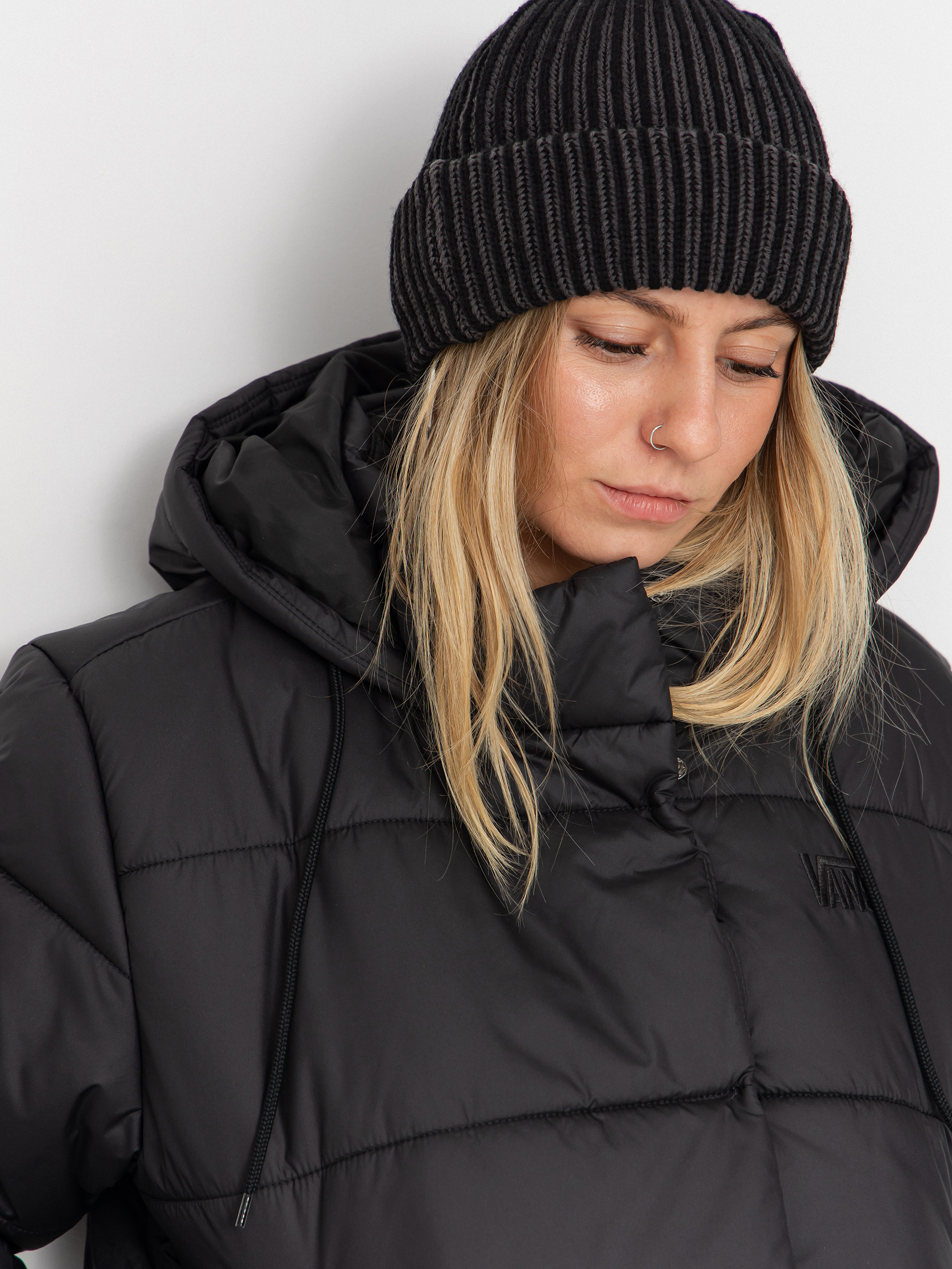 Bunda Vans Hillgate Cropped Puffer Wmn (black)