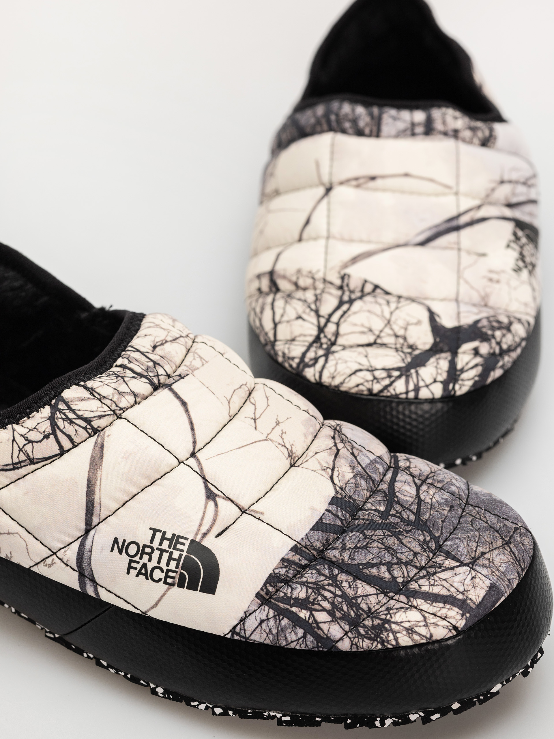 Boty The North Face Thermoball Traction Mule V (image lift camo white d)