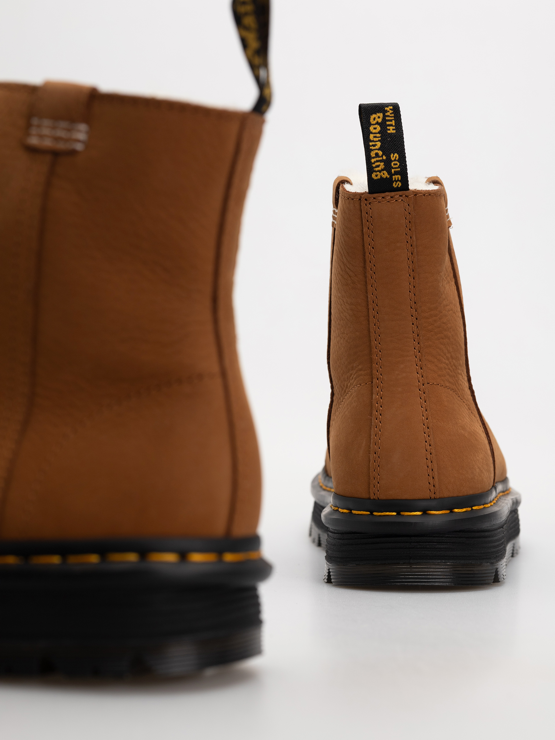 Boty Dr. Martens ZebZag Rigger WL Rigger Wmn (desert brown milled nubuck wp)