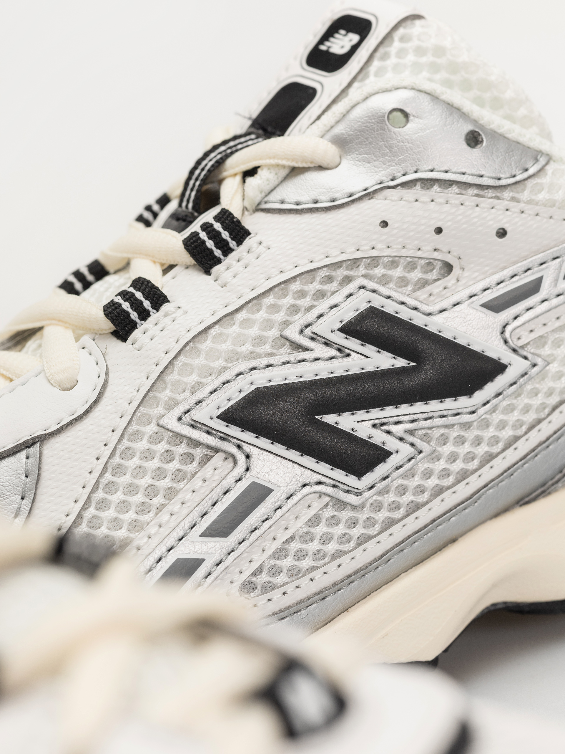 Boty New Balance 204 (silver metallic/black swd)