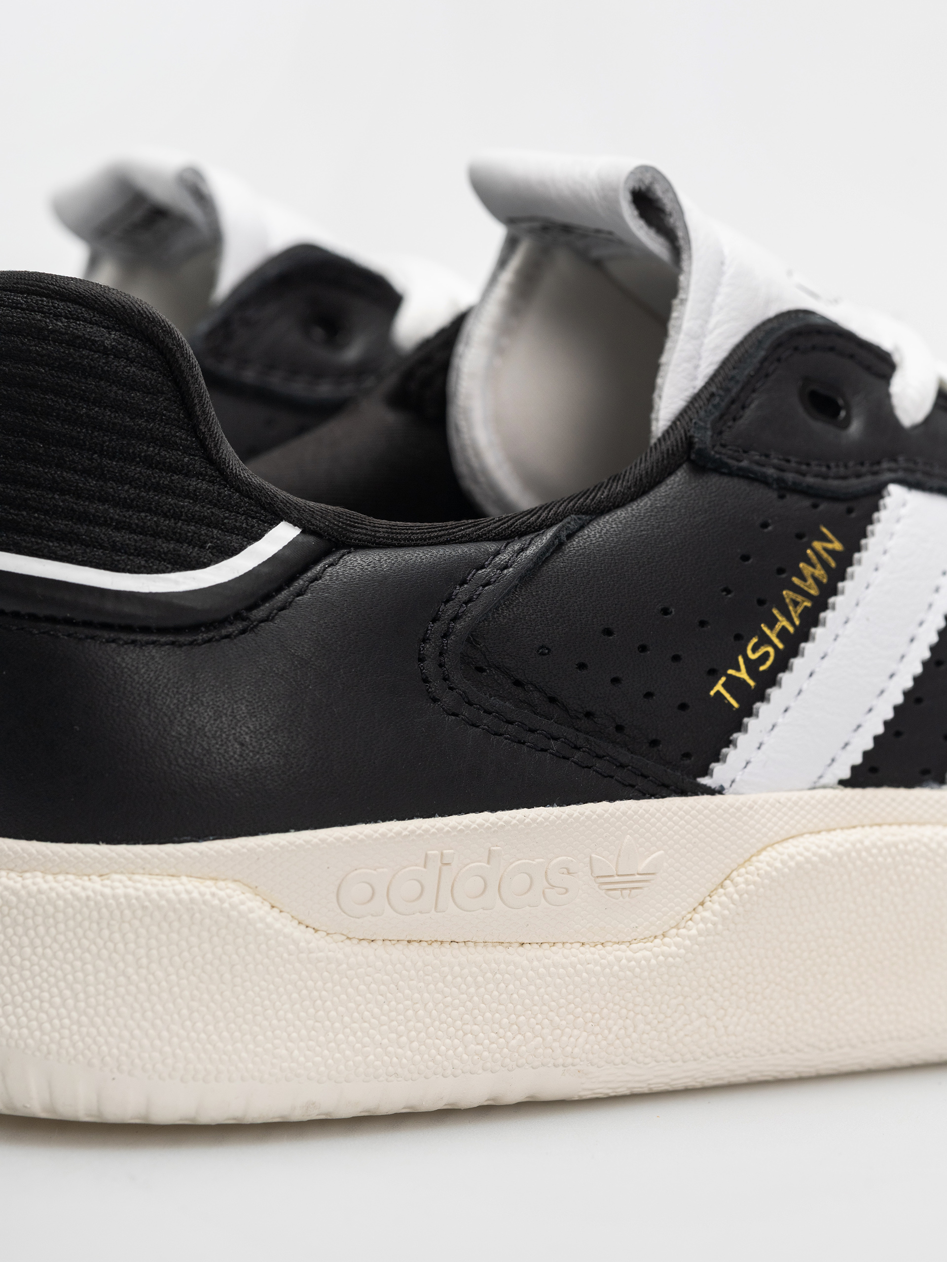 Boty adidas Tyshawn Low (cblack/ftwwht/cwhite)