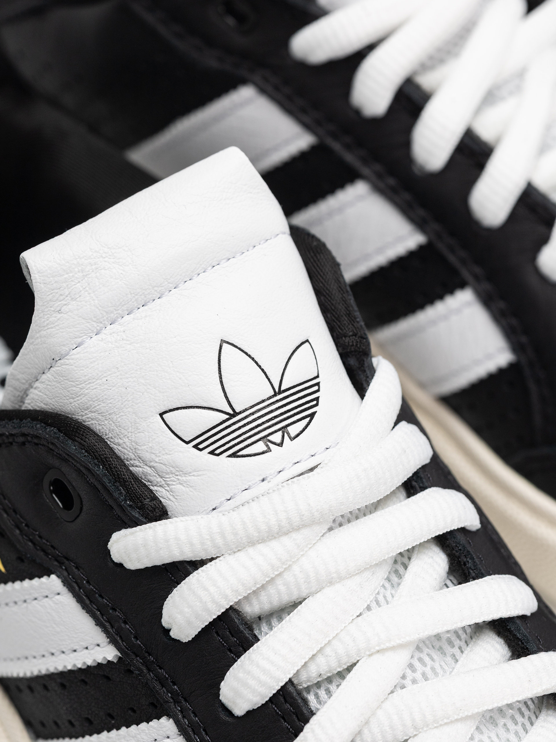 Boty adidas Tyshawn Low (cblack/ftwwht/cwhite)