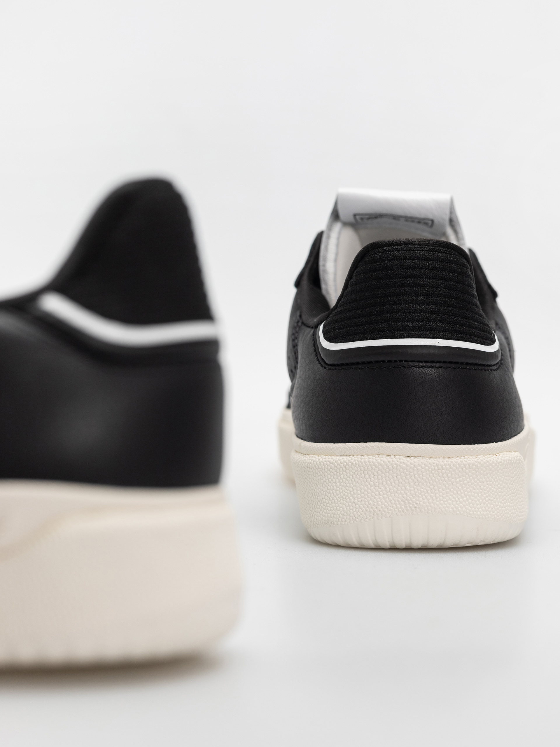 Boty adidas Tyshawn Low (cblack/ftwwht/cwhite)