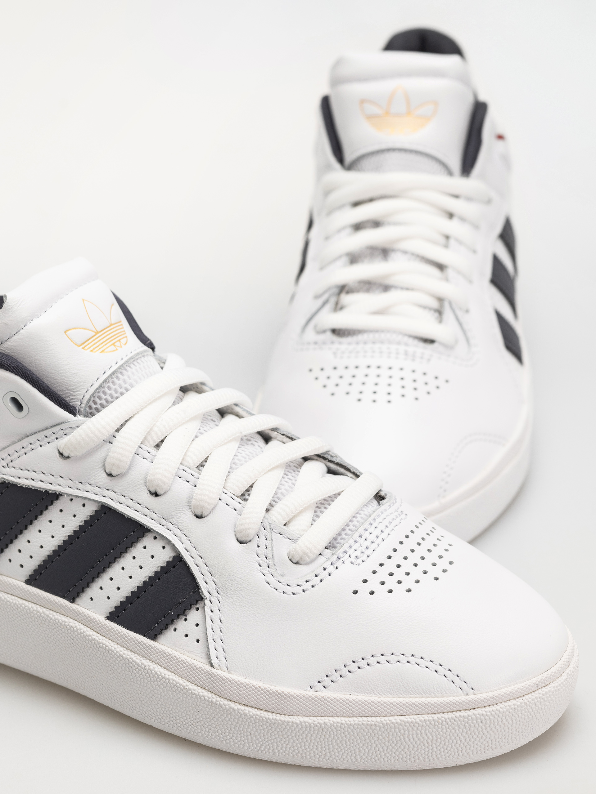 Boty adidas Tyshawn (ftwwht/colred)