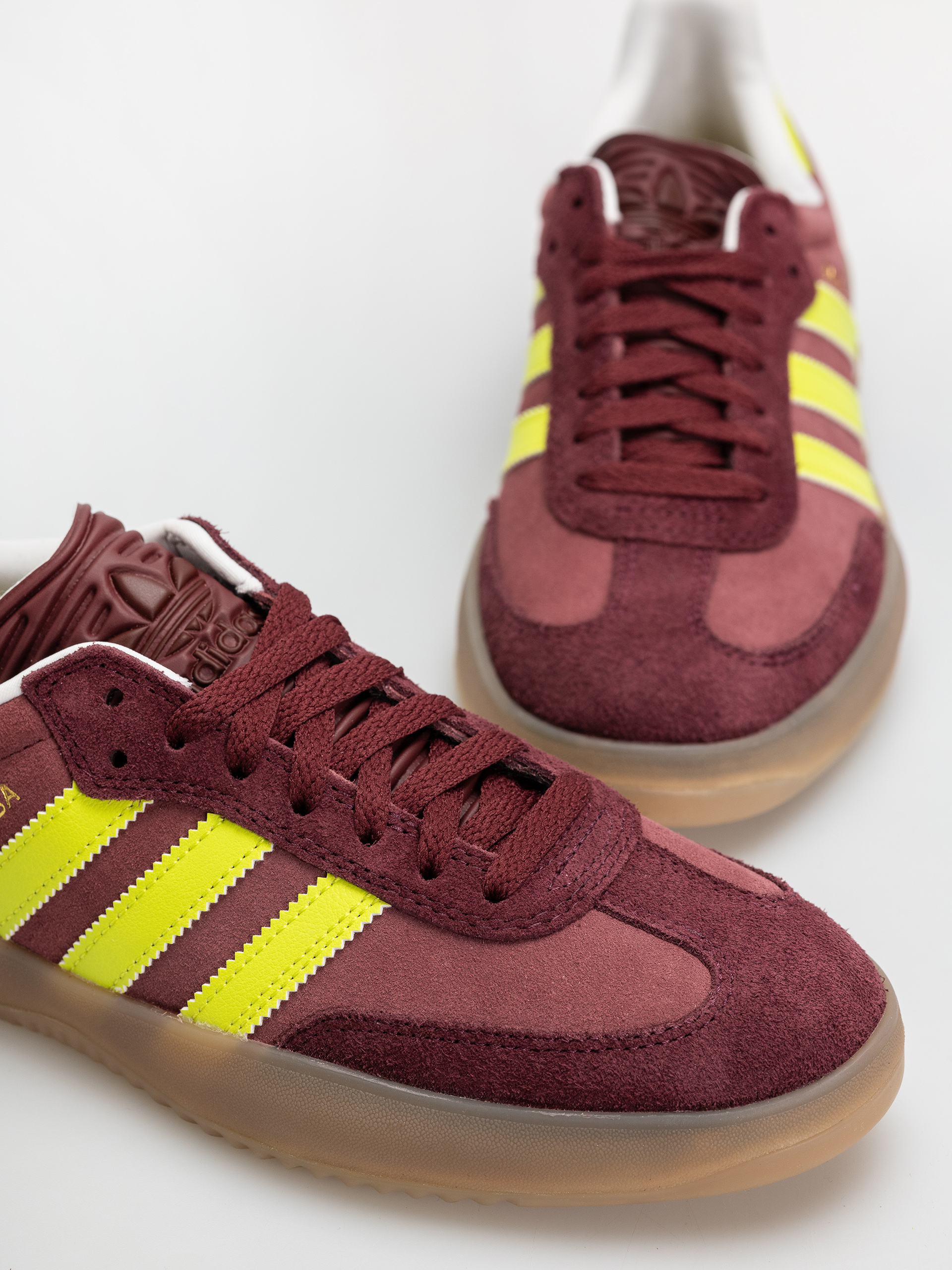 Boty adidas Puig Samba (maroon/sesoye/shared)
