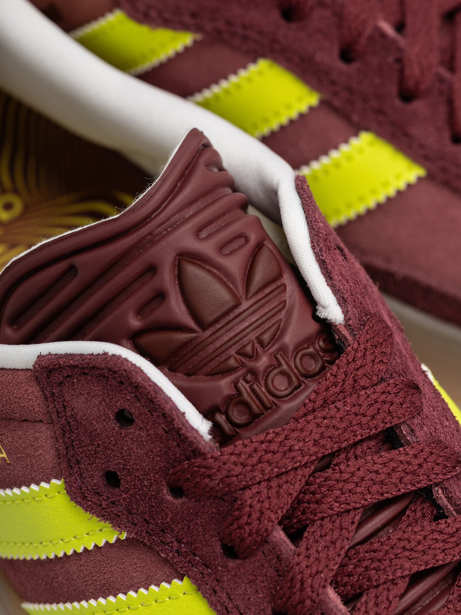 Boty adidas Puig Samba (maroon/sesoye/shared)