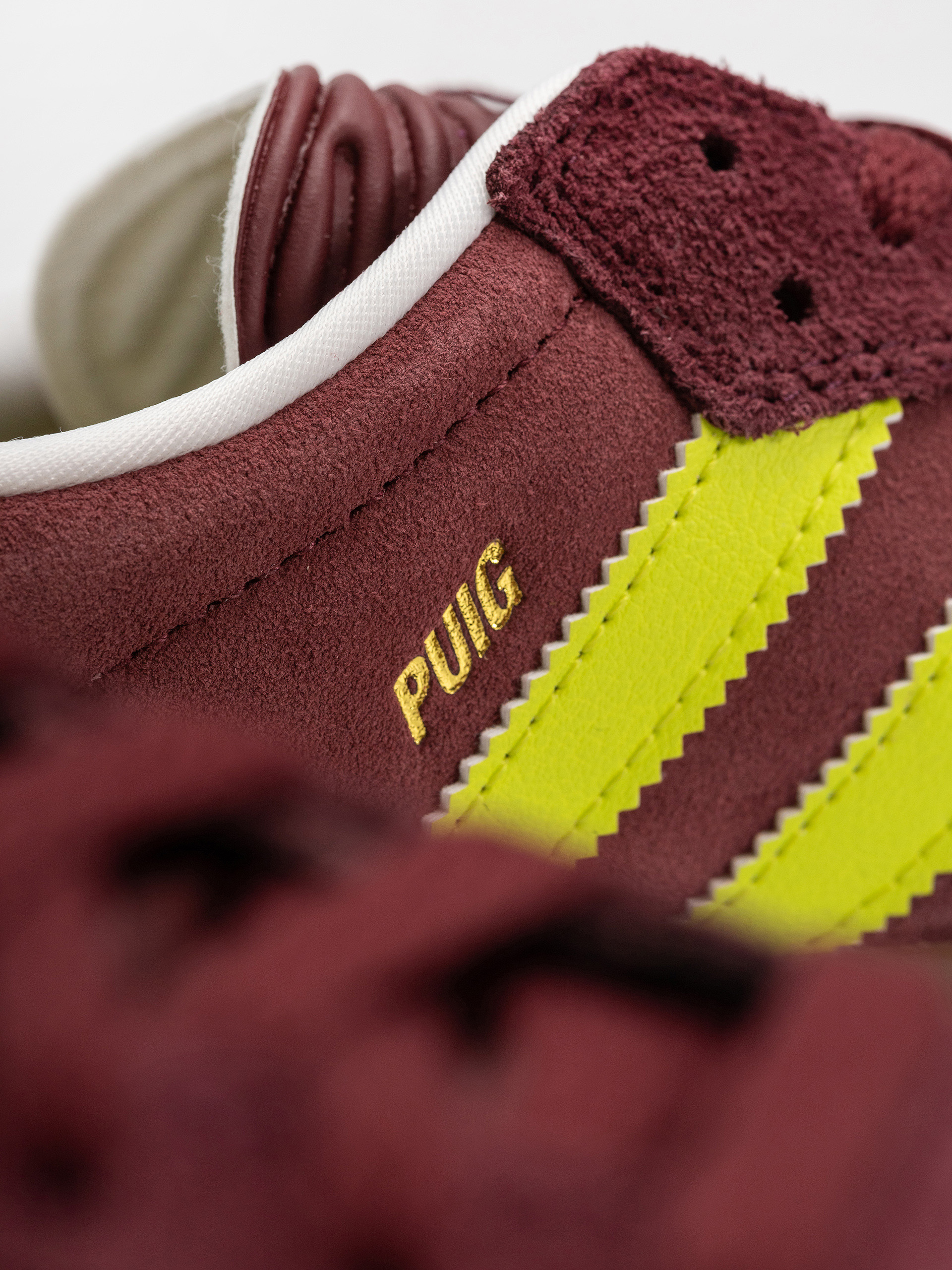 Boty adidas Puig Samba (maroon/sesoye/shared)