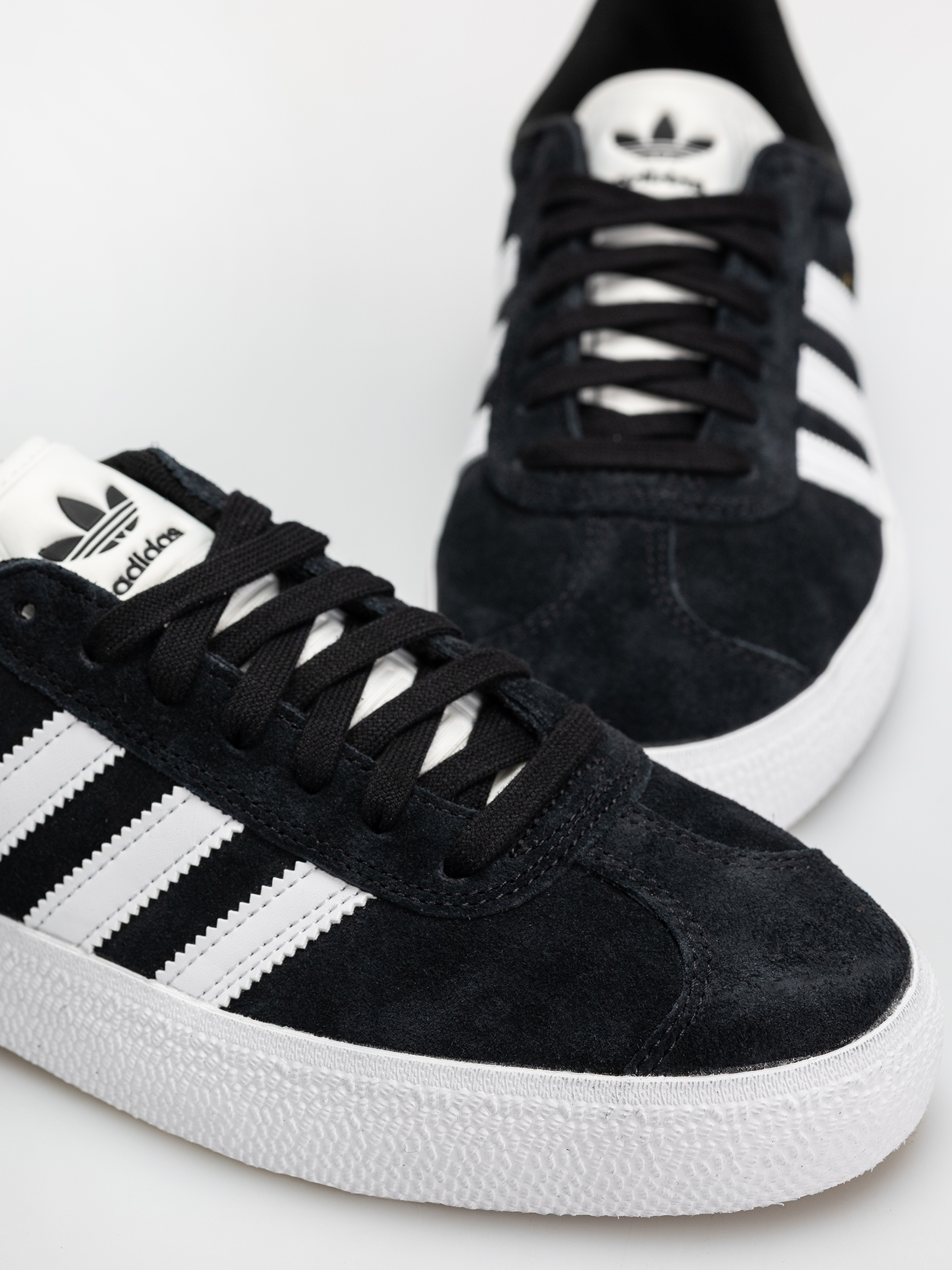 Boty adidas Gazelle Adv (cblack/ftwwht/goldmt)