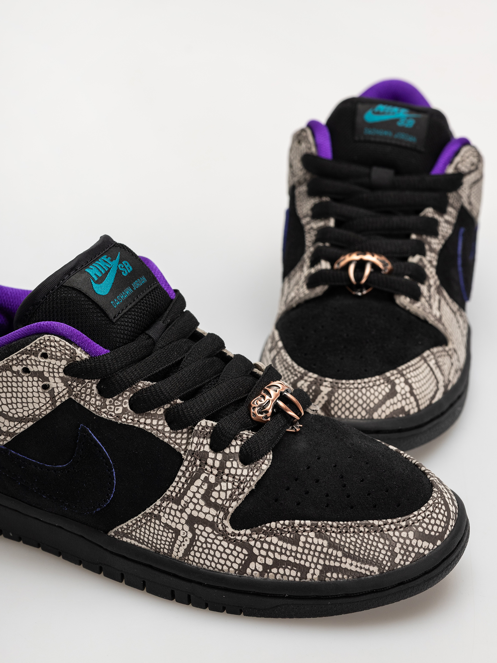 Boty Nike SB Dunk Low Pro (string/black bright spruce fierce purple)