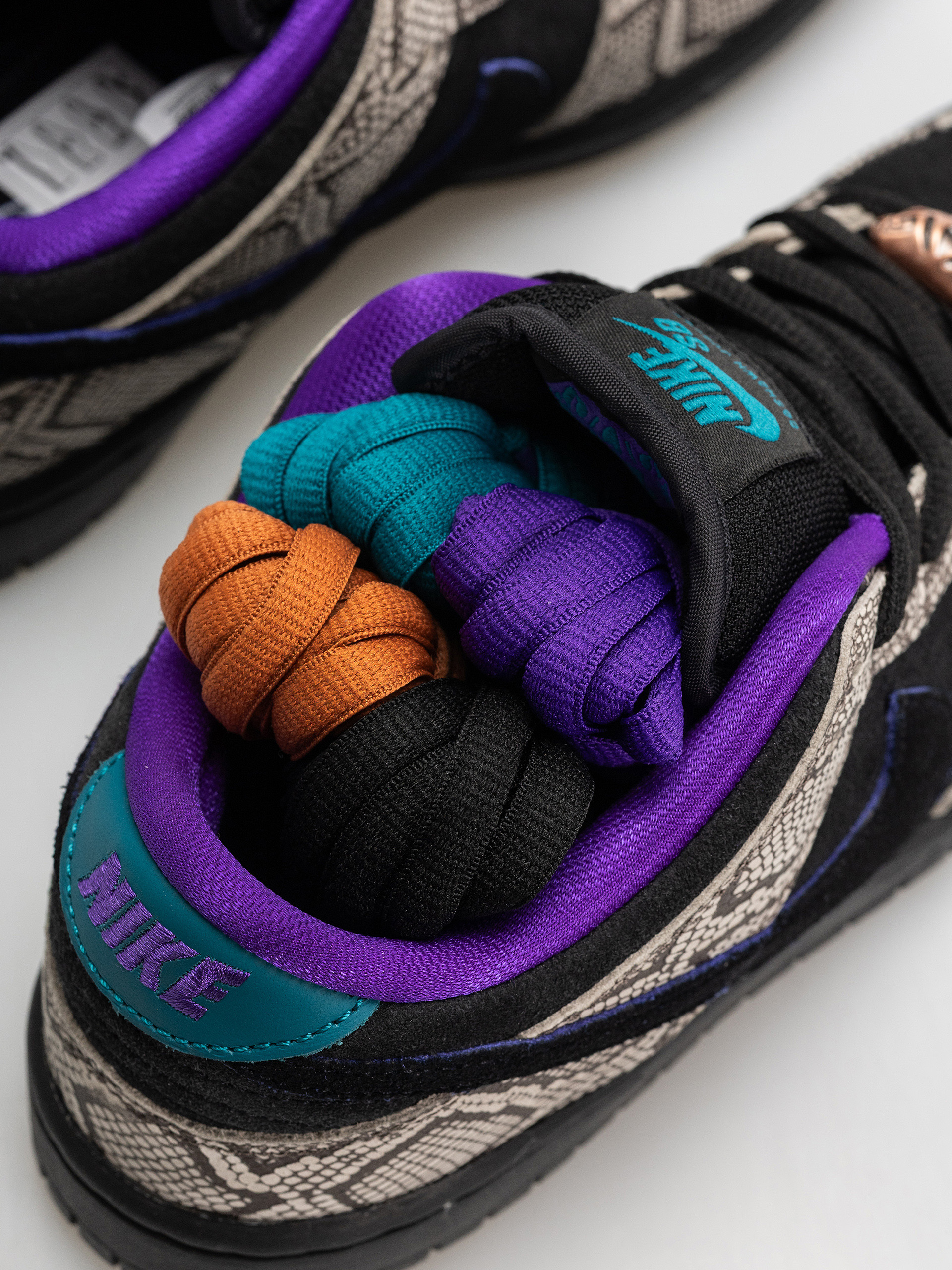 Boty Nike SB Dunk Low Pro (string/black bright spruce fierce purple)