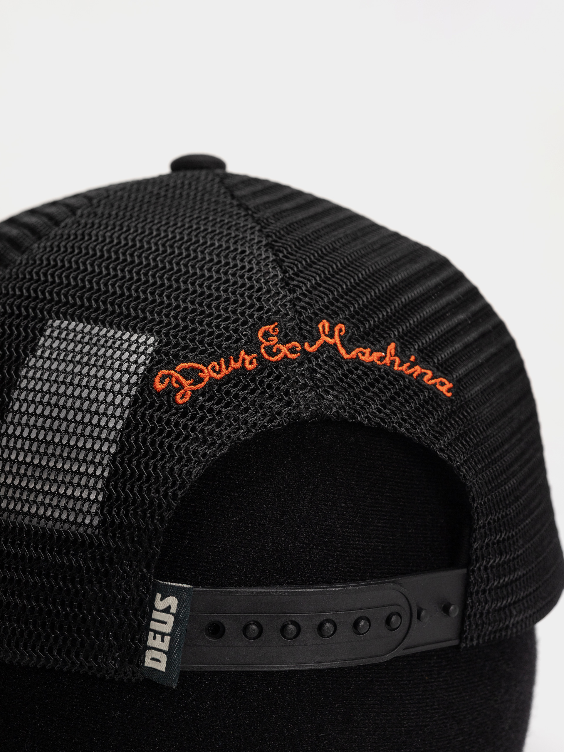 Kšiltovka  Deus Ex Machina Strata Trucker (black)