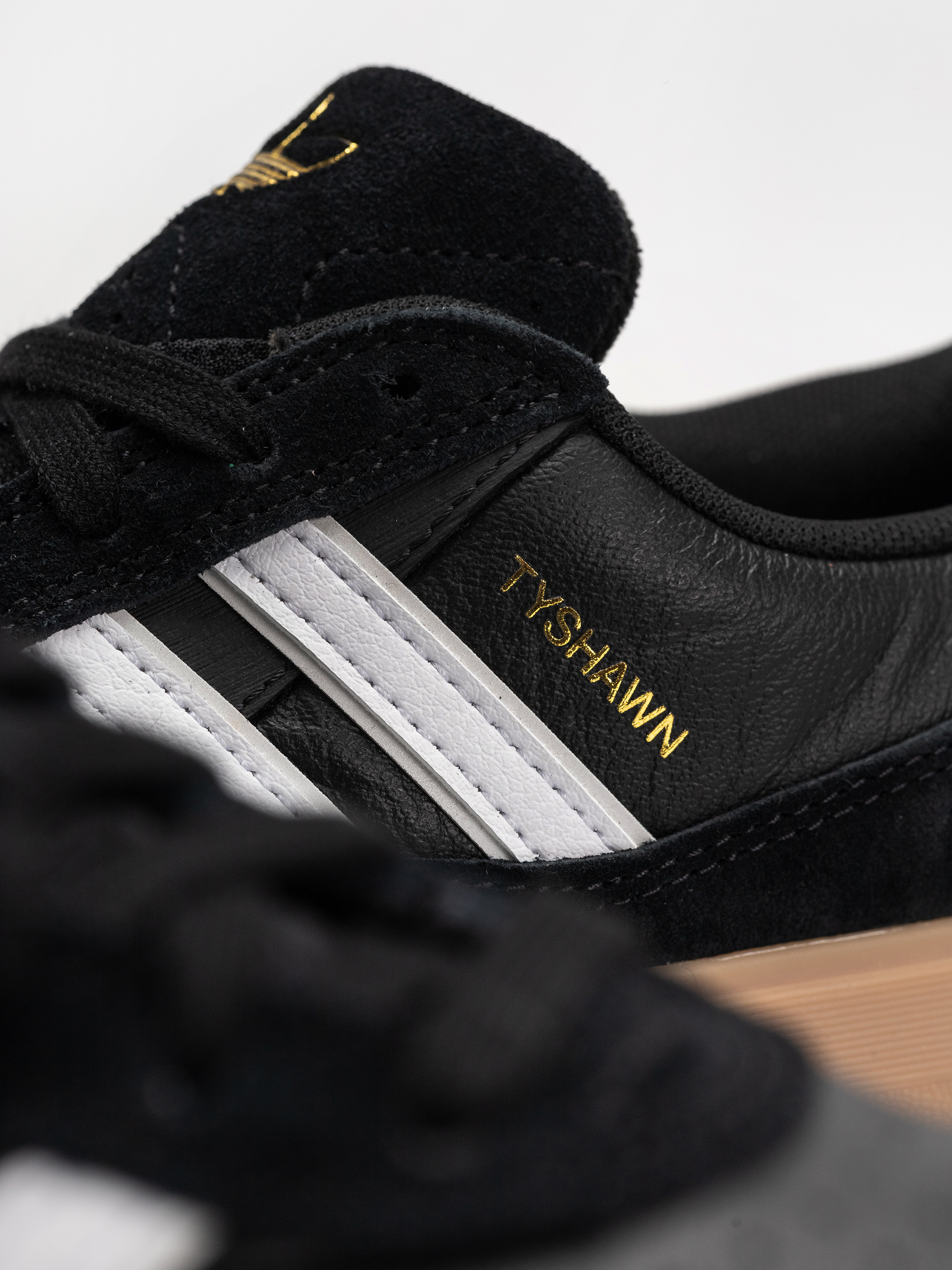Boty adidas Tyshawn II (cblack/ftwwht/gum4)