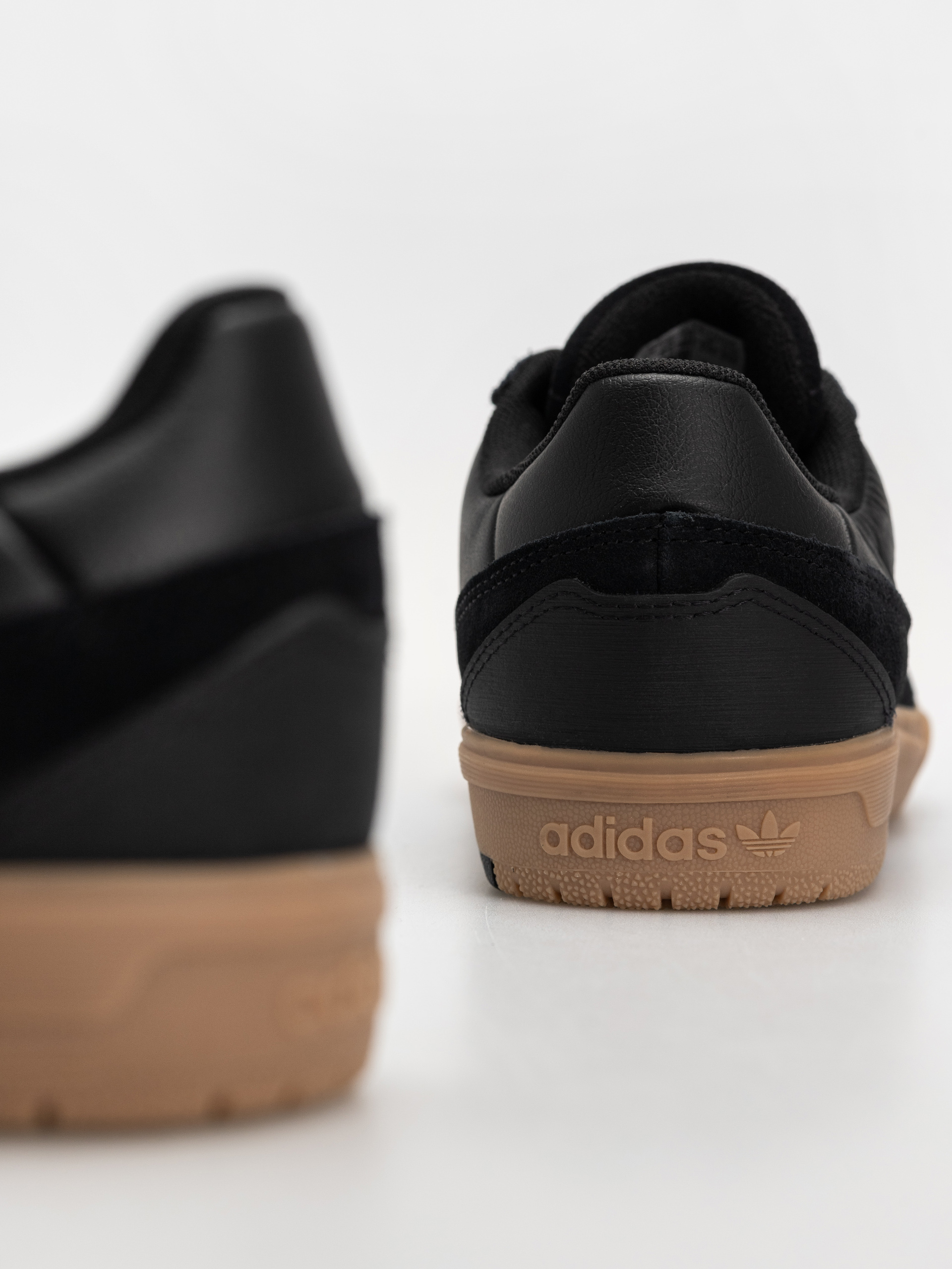 Boty adidas Tyshawn II (cblack/ftwwht/gum4)