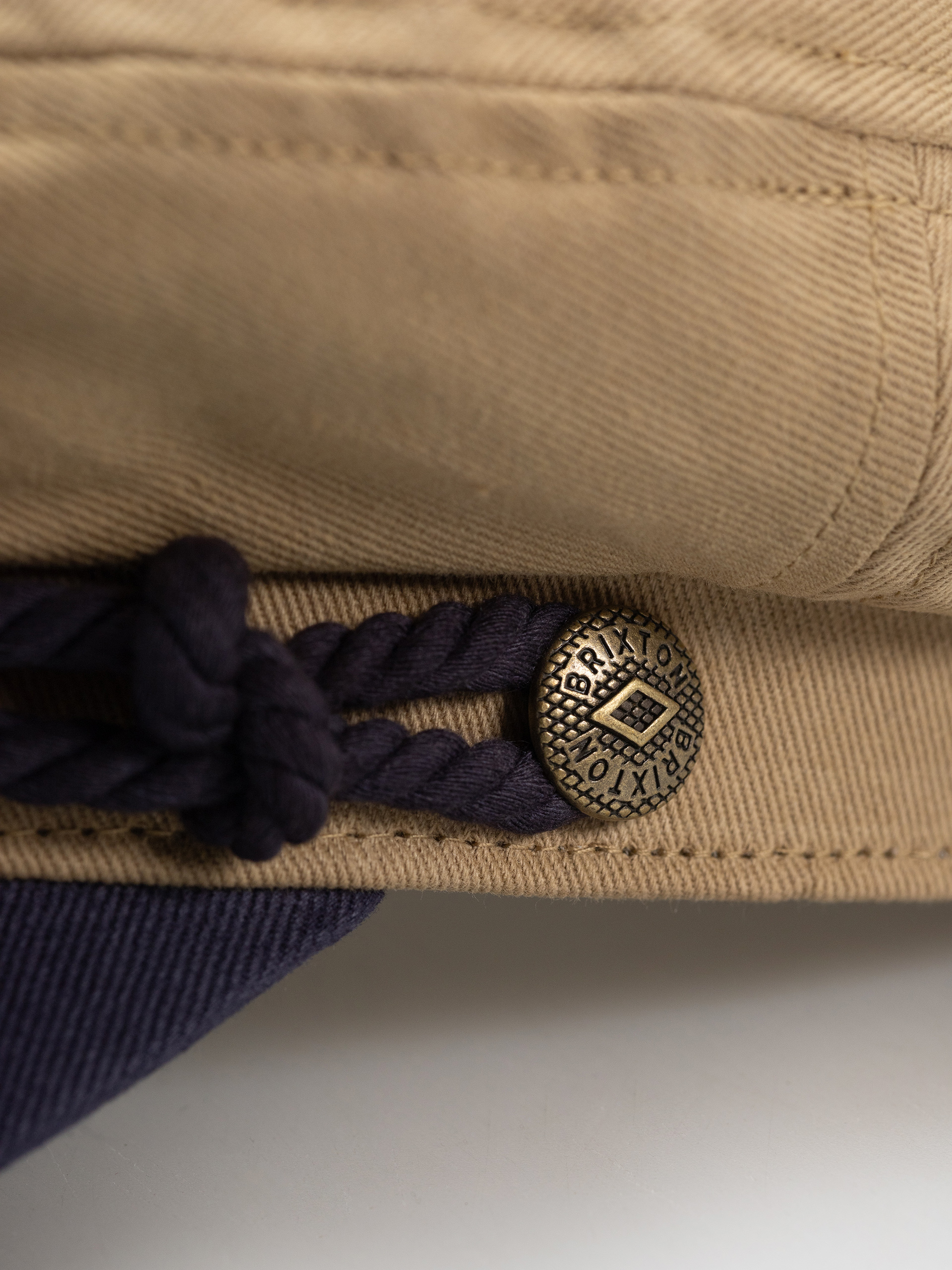 Klobouk s kšiltem Brixton Fiddler (sand/washed navy)