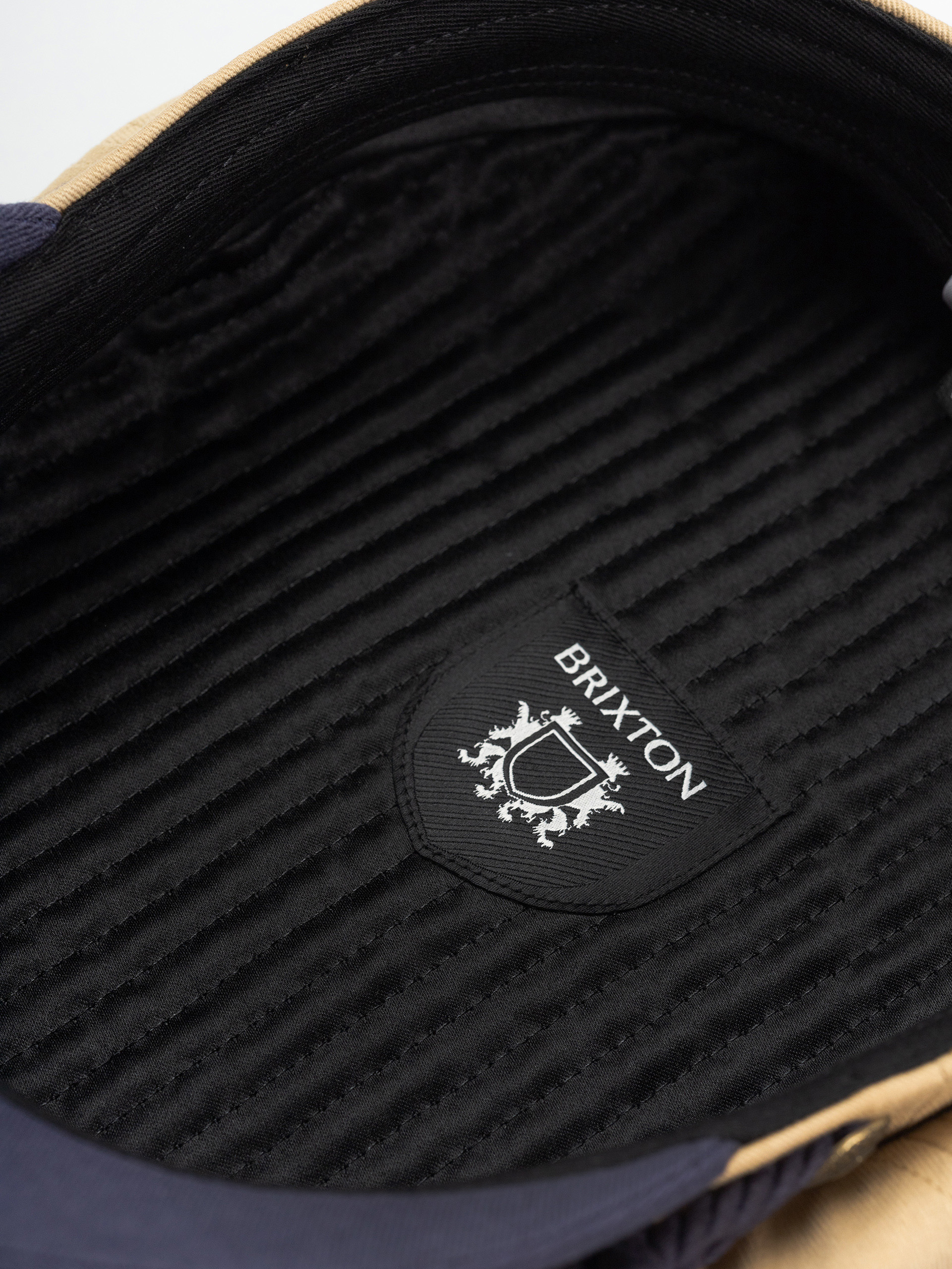 Klobouk s kšiltem Brixton Fiddler (sand/washed navy)