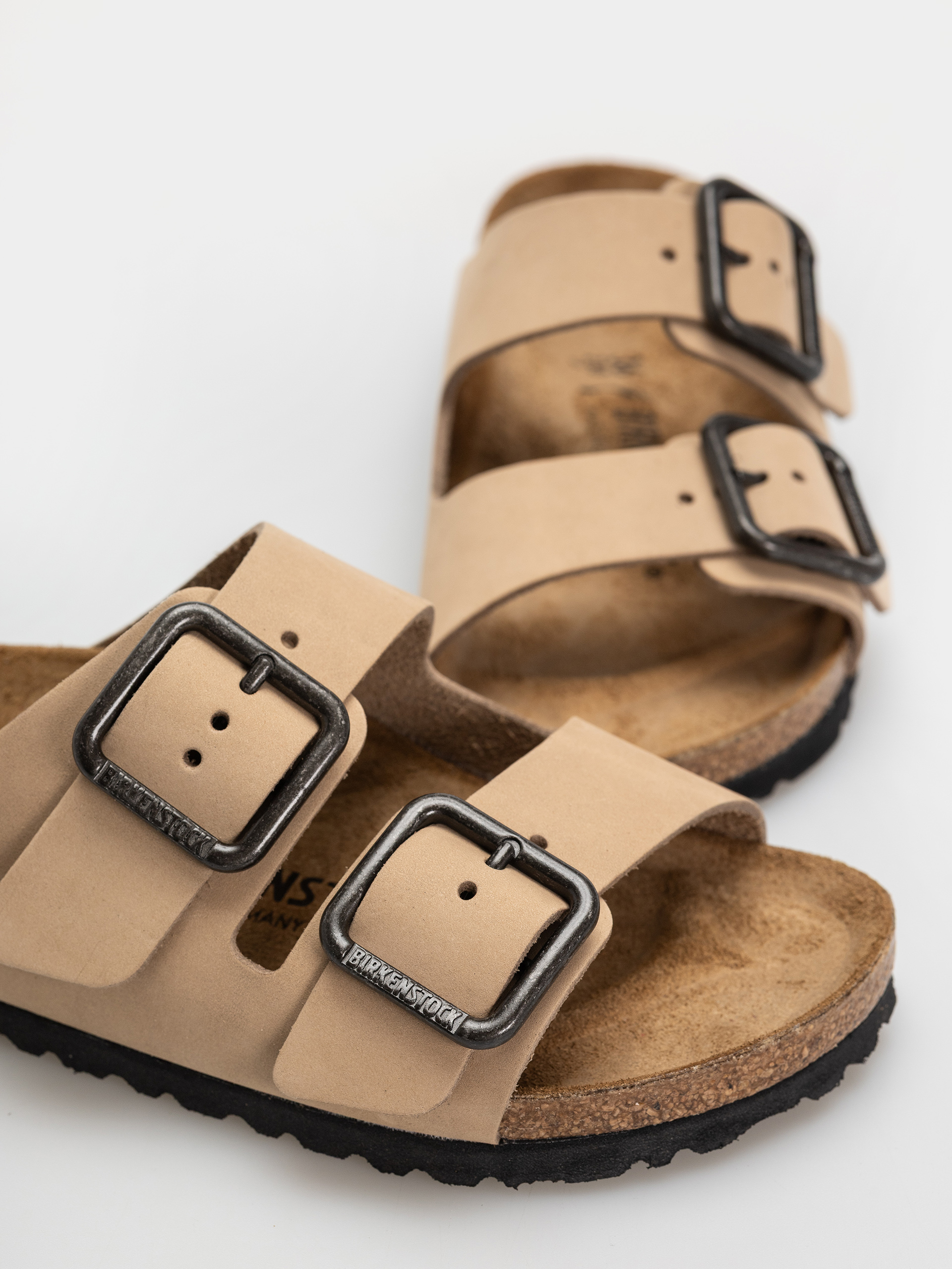 Plážovky Birkenstock Arizona Wire Buckle Nubuck Leather Narrow (sandcastle)