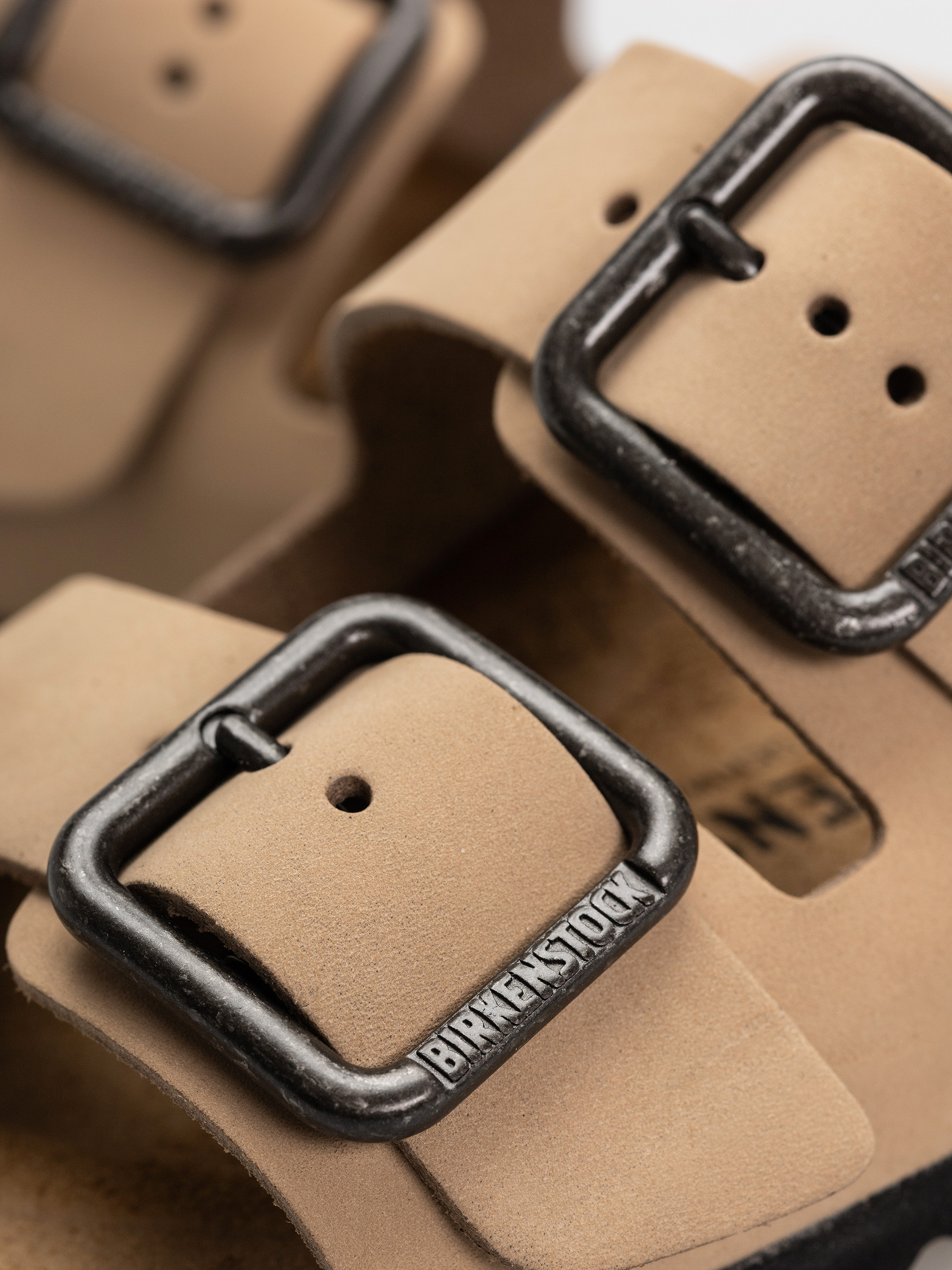 Plážovky Birkenstock Arizona Wire Buckle Nubuck Leather Narrow (sandcastle)