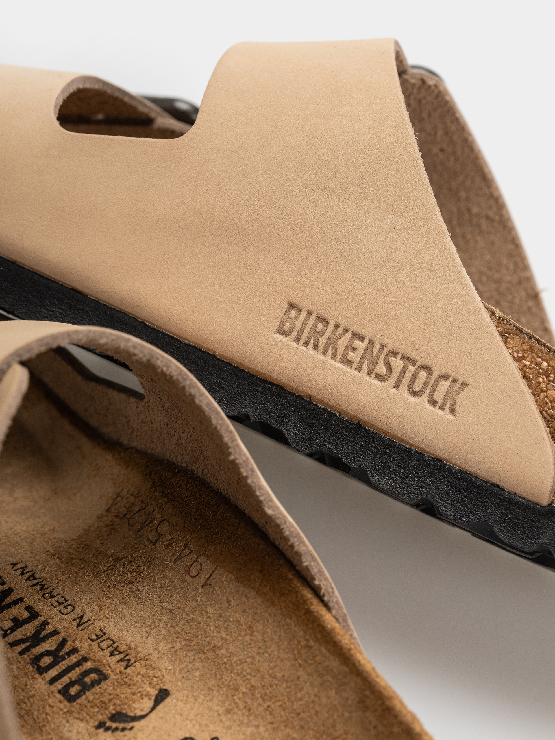Plážovky Birkenstock Arizona Wire Buckle Nubuck Leather Narrow (sandcastle)