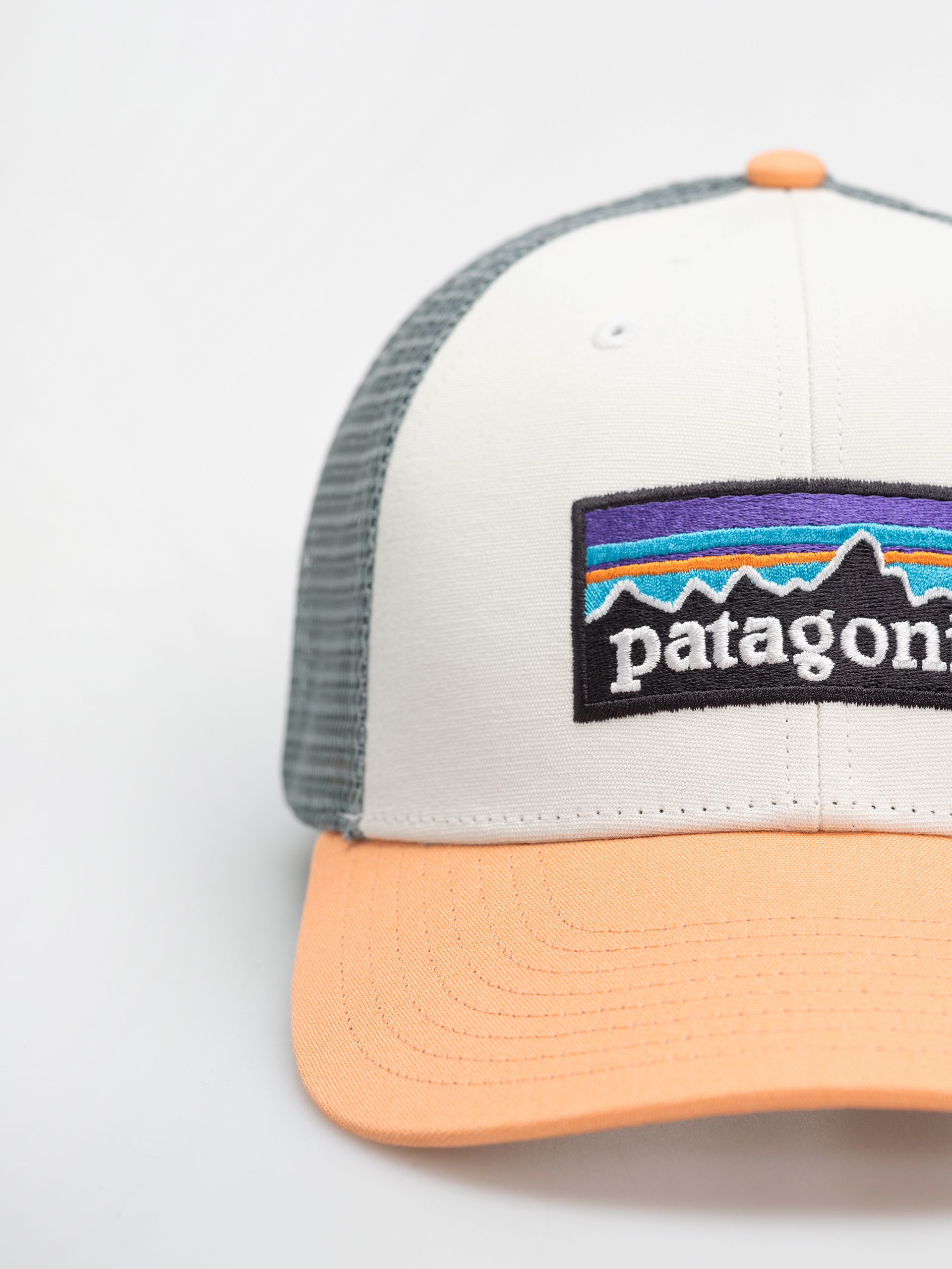 Kšiltovka  Patagonia P 6 Logo LoPro Trucker (white w/peach sherbet)