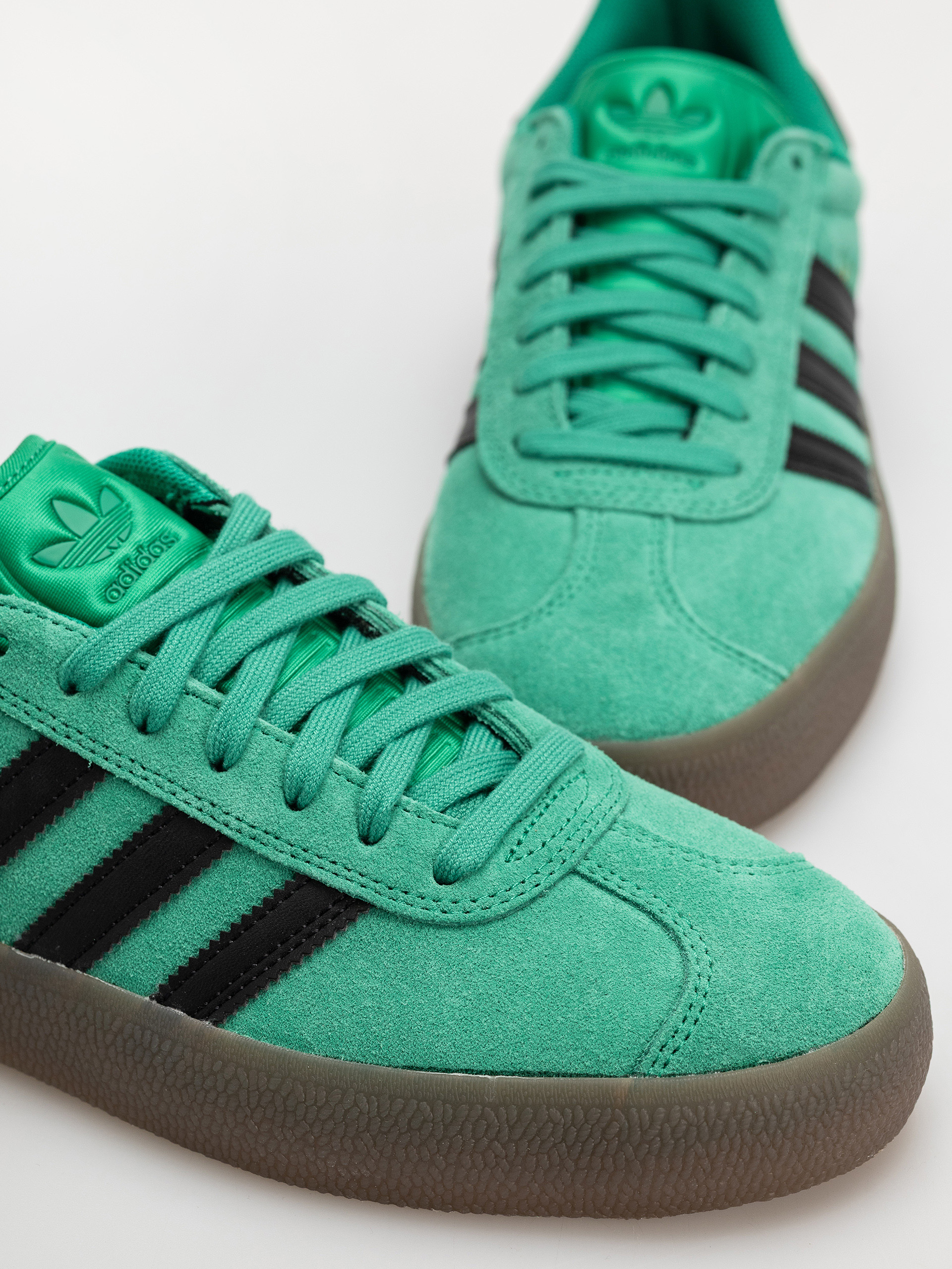 Boty adidas Gazelle Adv (cougrn/cblack/gum5)