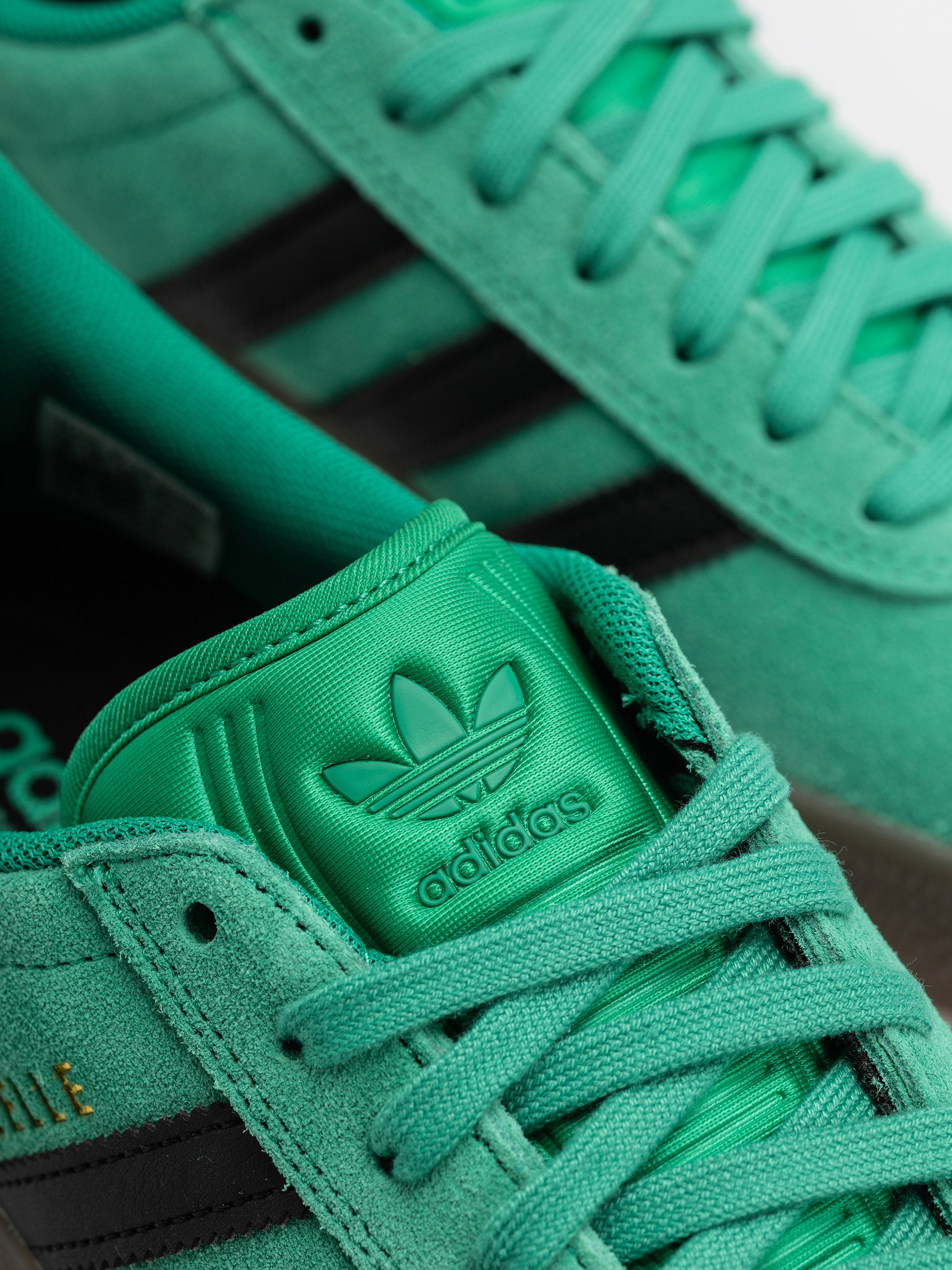 Boty adidas Gazelle Adv (cougrn/cblack/gum5)