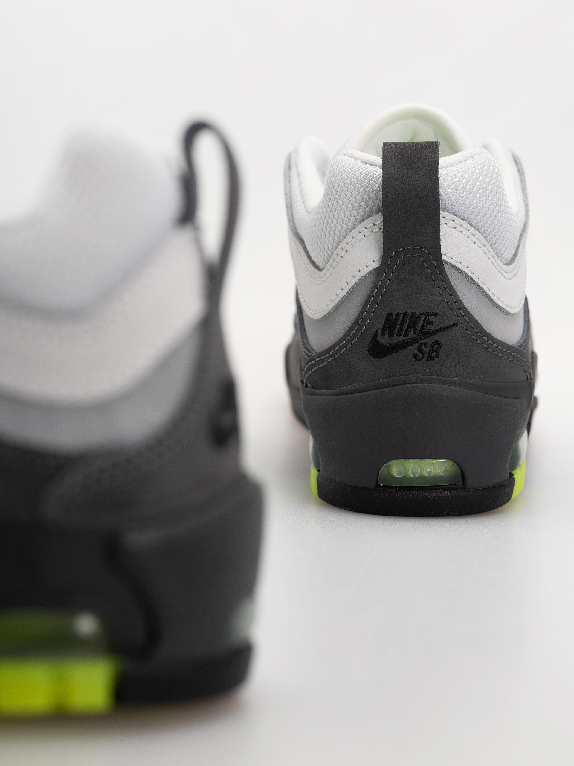 Boty Nike SB Air Max Ishod (black/neon yellow anthracite lt graphite)