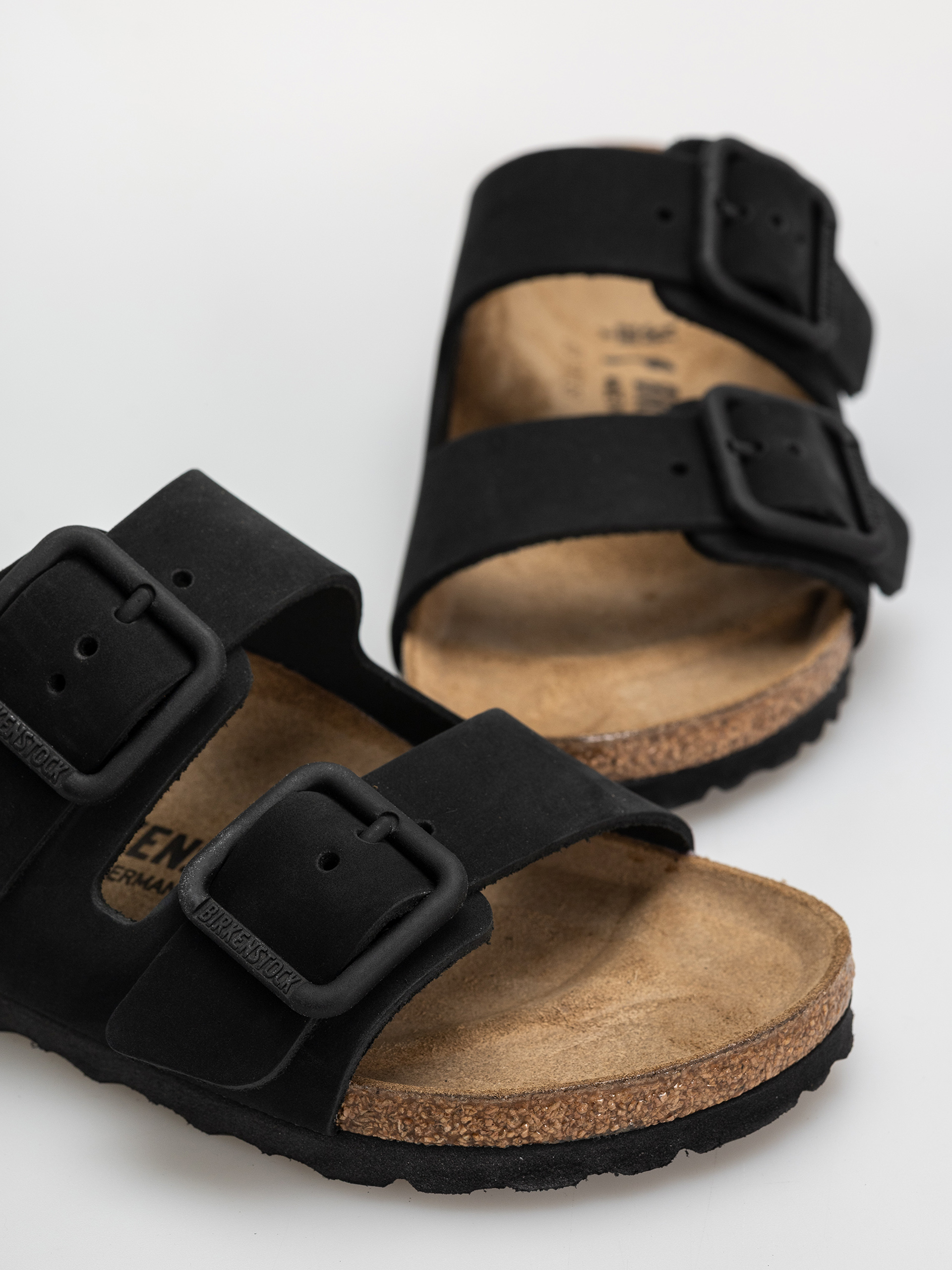 Plážovky Birkenstock Arizona Wire Buckle Nubuck Leather Narrow (black)