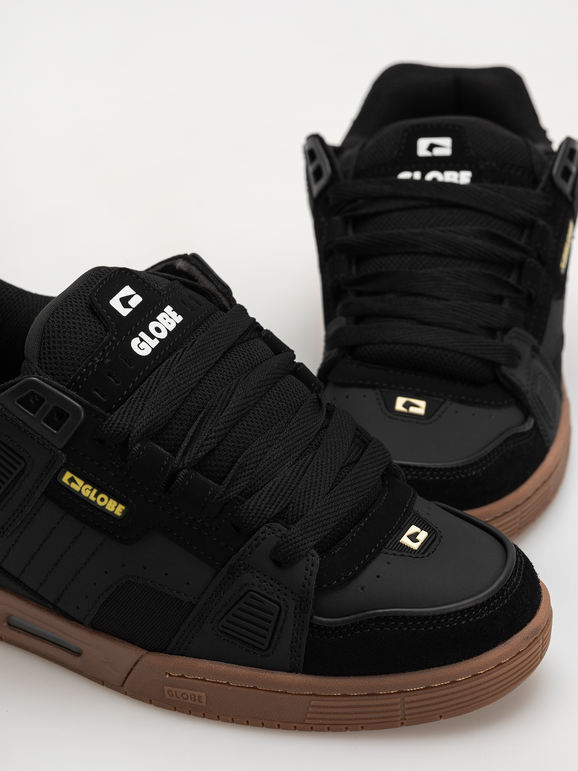 Boty Globe Sabre (onyx/gum)