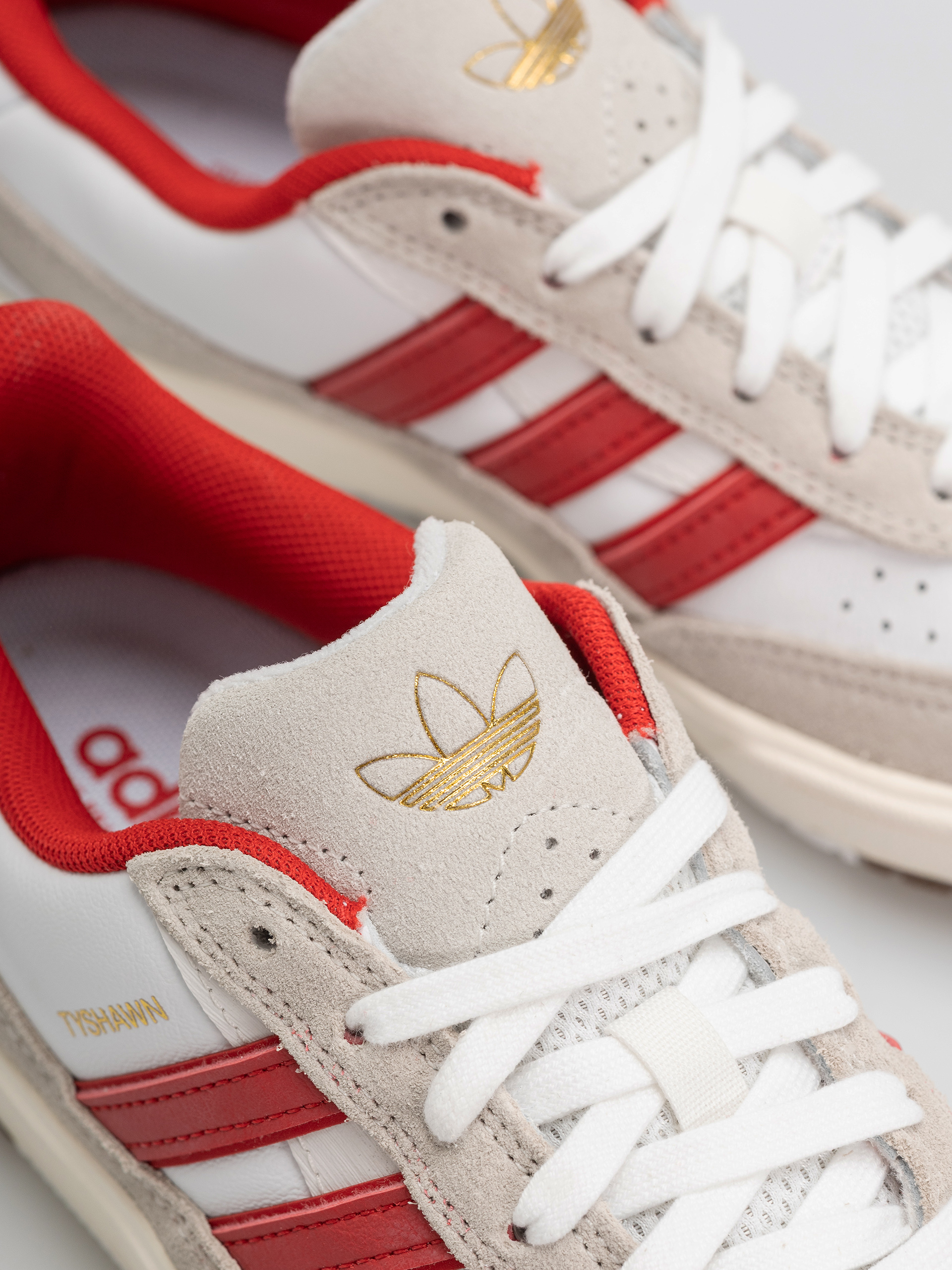 Boty adidas Tyshawn II (ftwwht/betsca/cwhite)