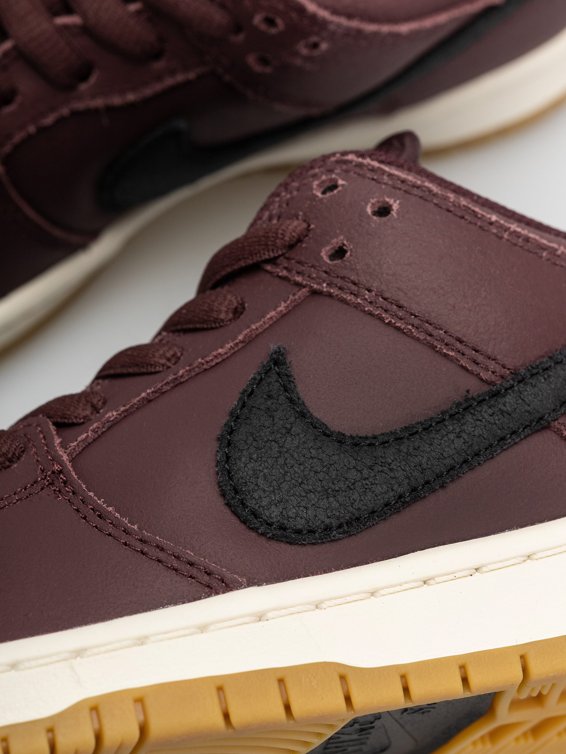 Boty Nike SB Dunk Low Pro ISO (burgundy crush/black mystic dates sail)
