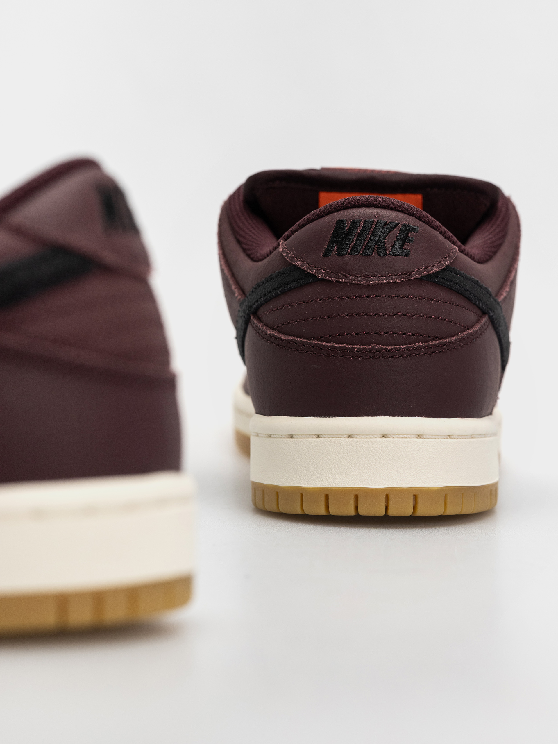 Boty Nike SB Dunk Low Pro ISO (burgundy crush/black mystic dates sail)
