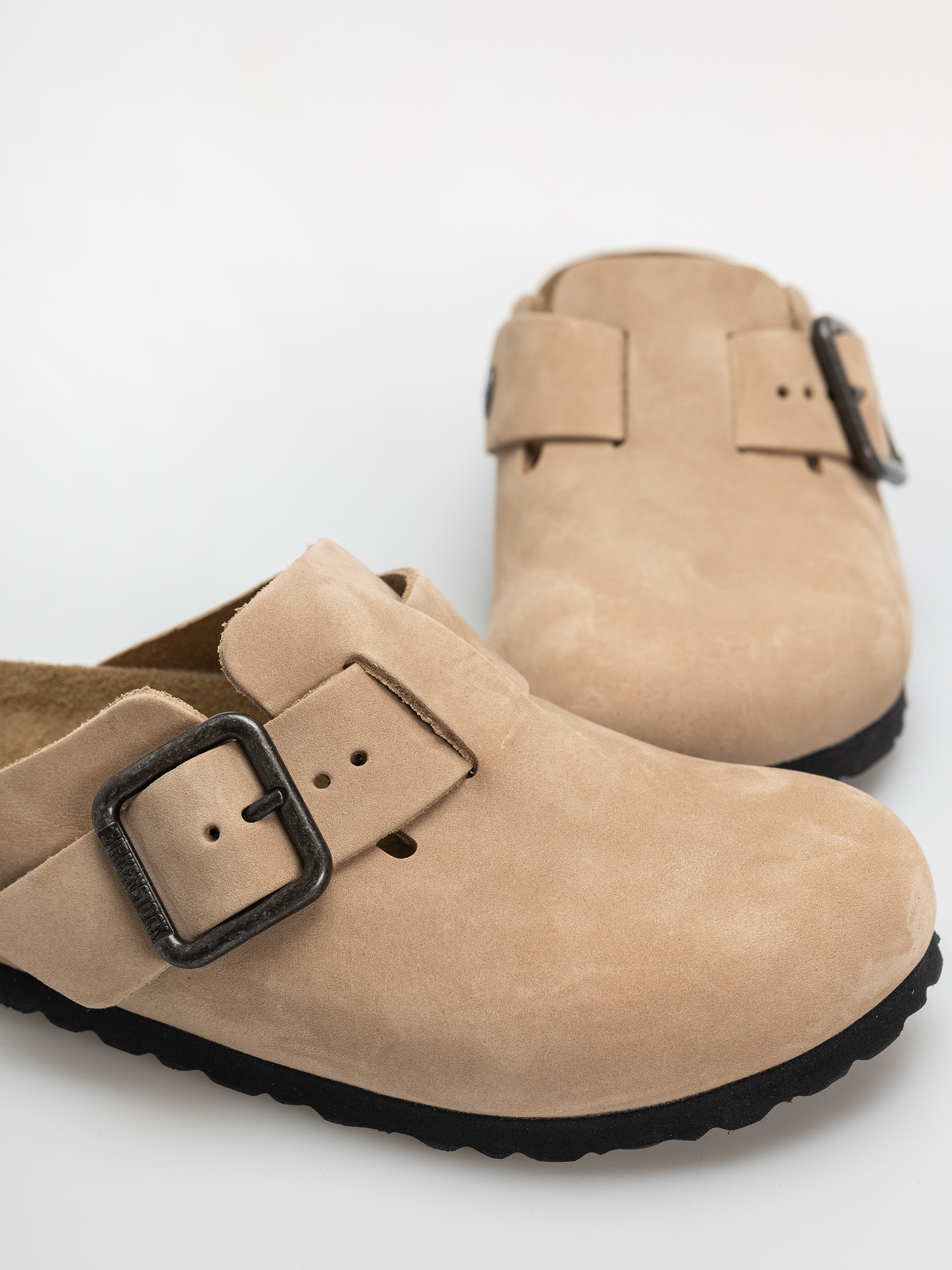 Plážovky Birkenstock Boston Wire Buckle Nubuck Leather Narrow (sandcastle)