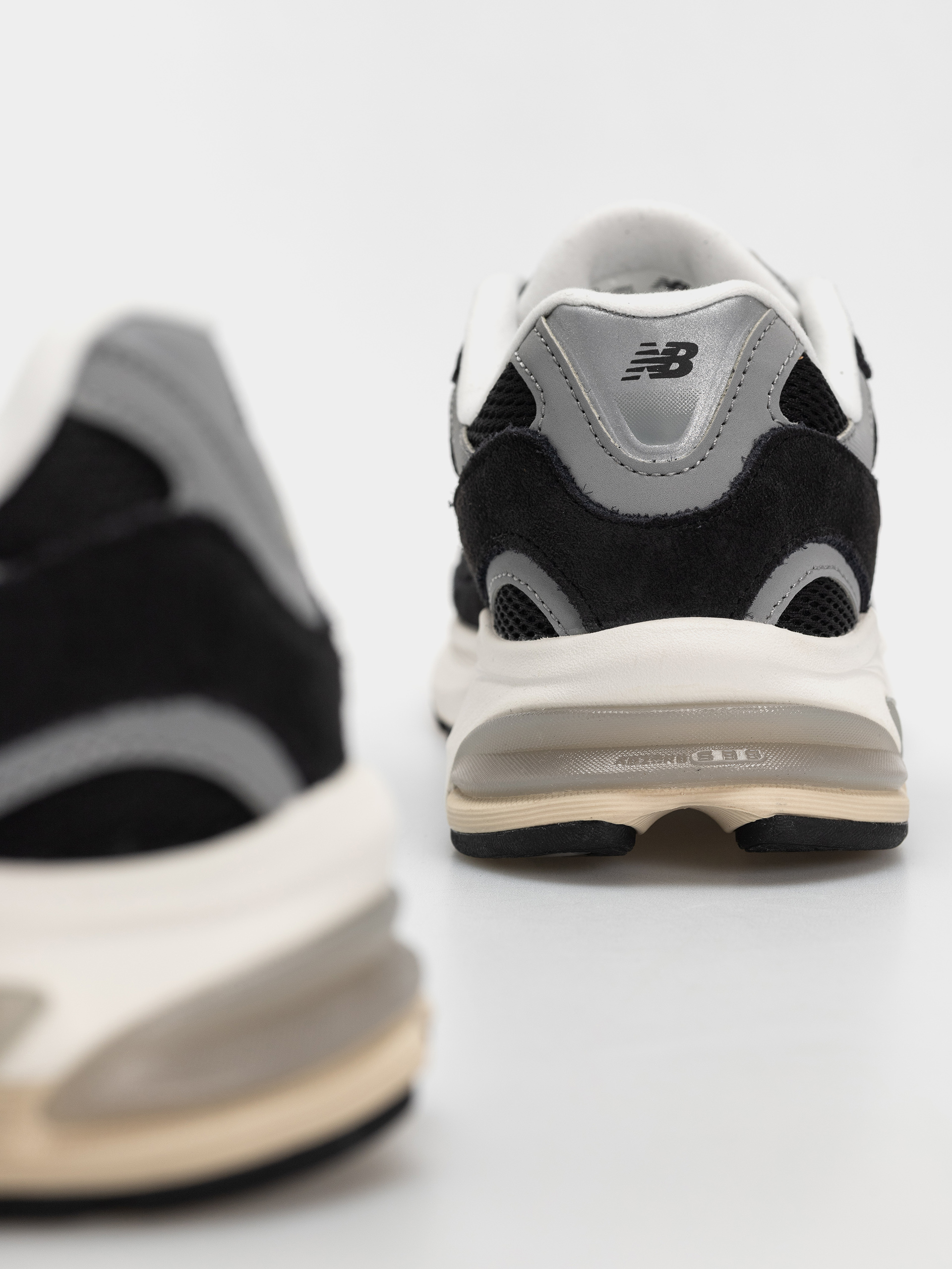 Boty New Balance 2010 (black/shadow grey/sea salt)