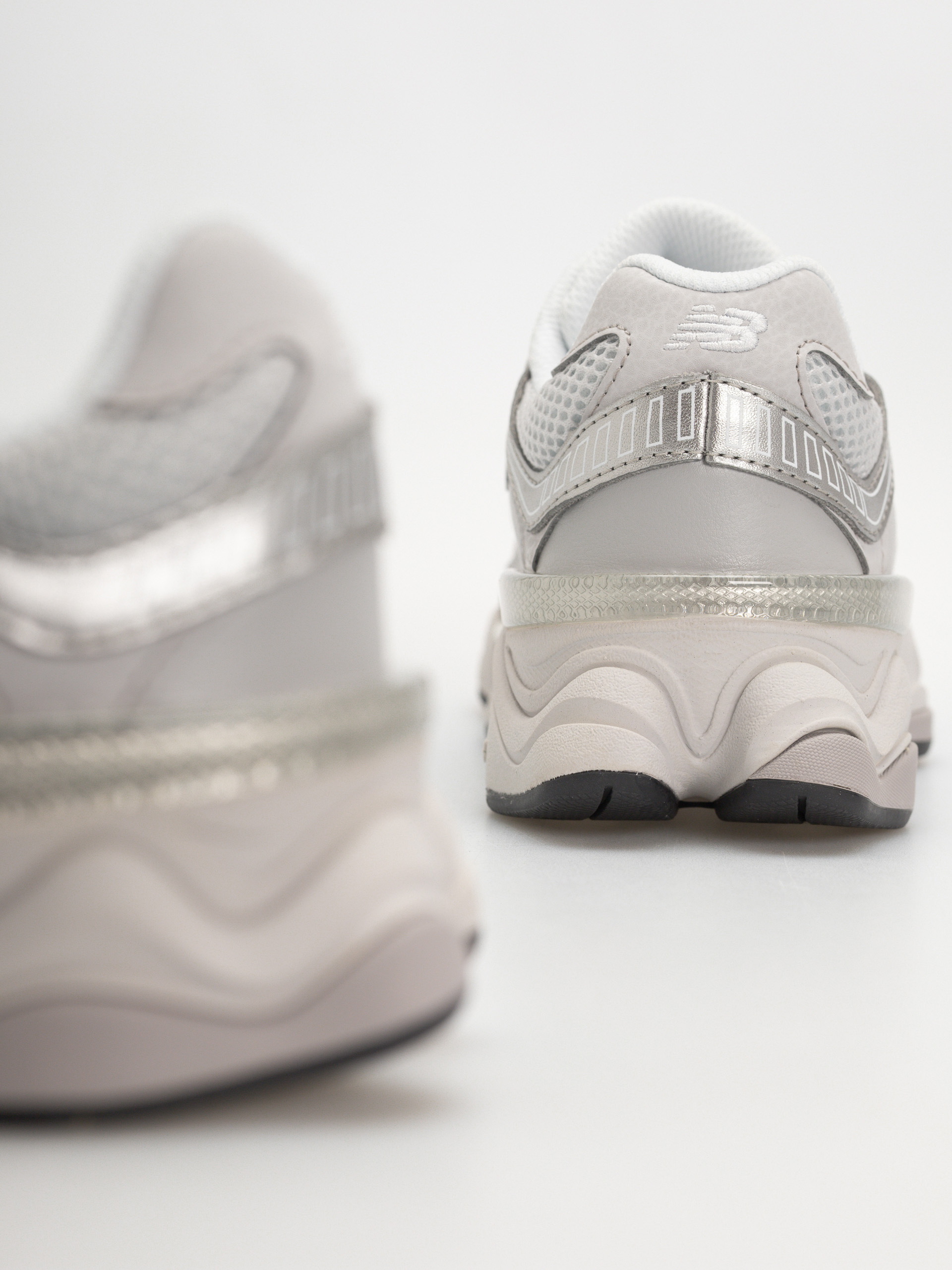Boty New Balance 9060 JR (raincloud/truffle salt)